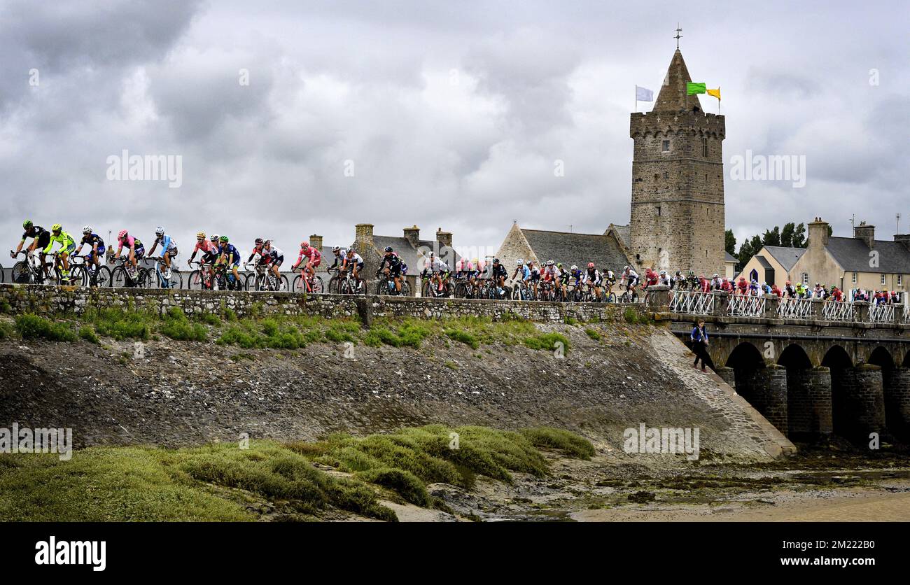 Abbildung zeigt die Reiterpakete bei Port-Bail während der zweiten Etappe des Radrennens Tour de France 103., 183 km von Saint-Lo nach Cherbourg-en-Cotentin, Sonntag, den 03. Juli 2016, Frankreich. Stockfoto