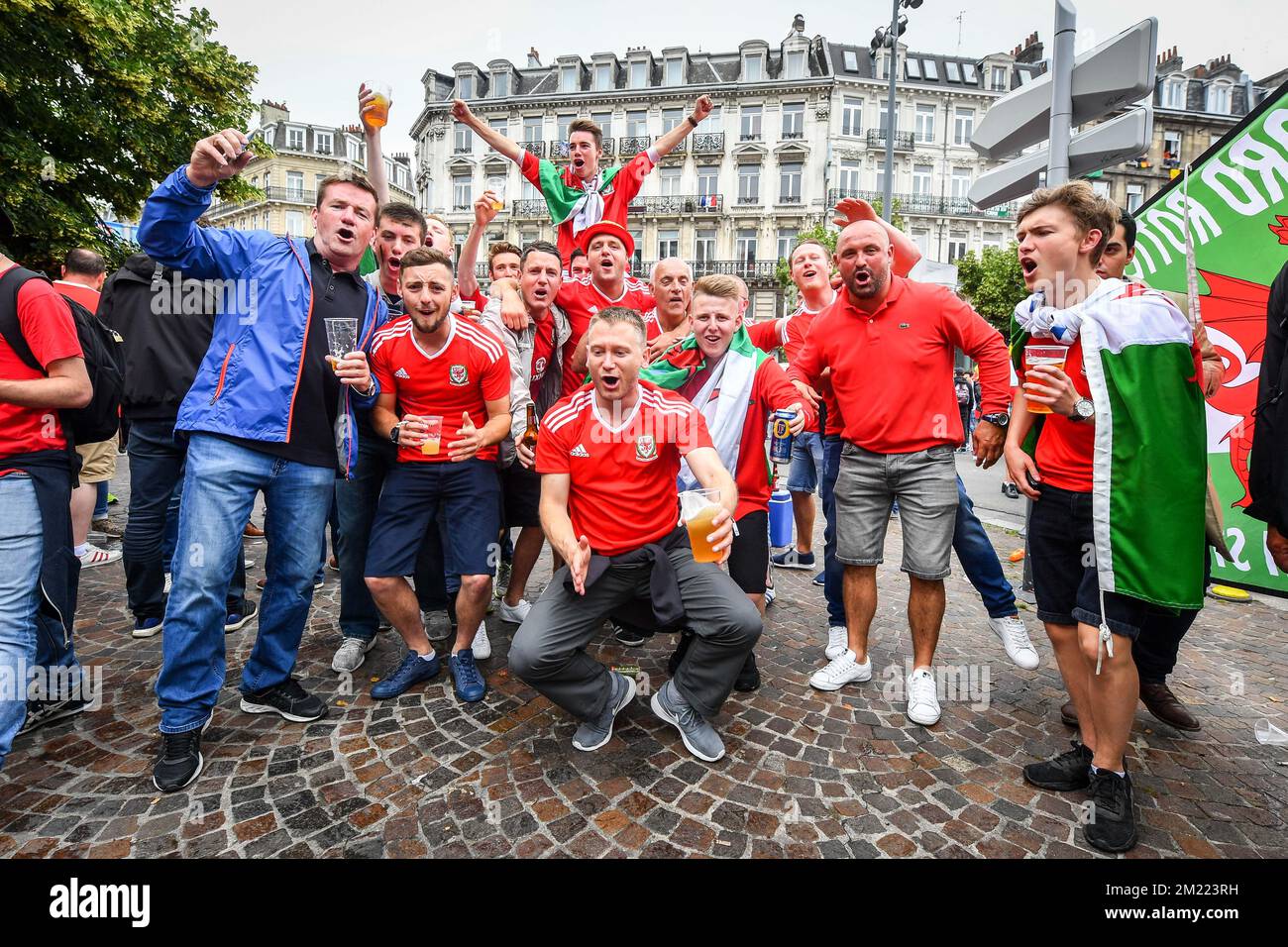 Walisische Fans wurden auf der Straße in Lille, Frankreich, während eines Fußballspiels zwischen der belgischen Nationalmannschaft Red Devils und Wales, im Viertelfinale der UEFA Euro 2016 Europameisterschaft am Freitag, den 01. Juli 2016, gezeigt. Stockfoto