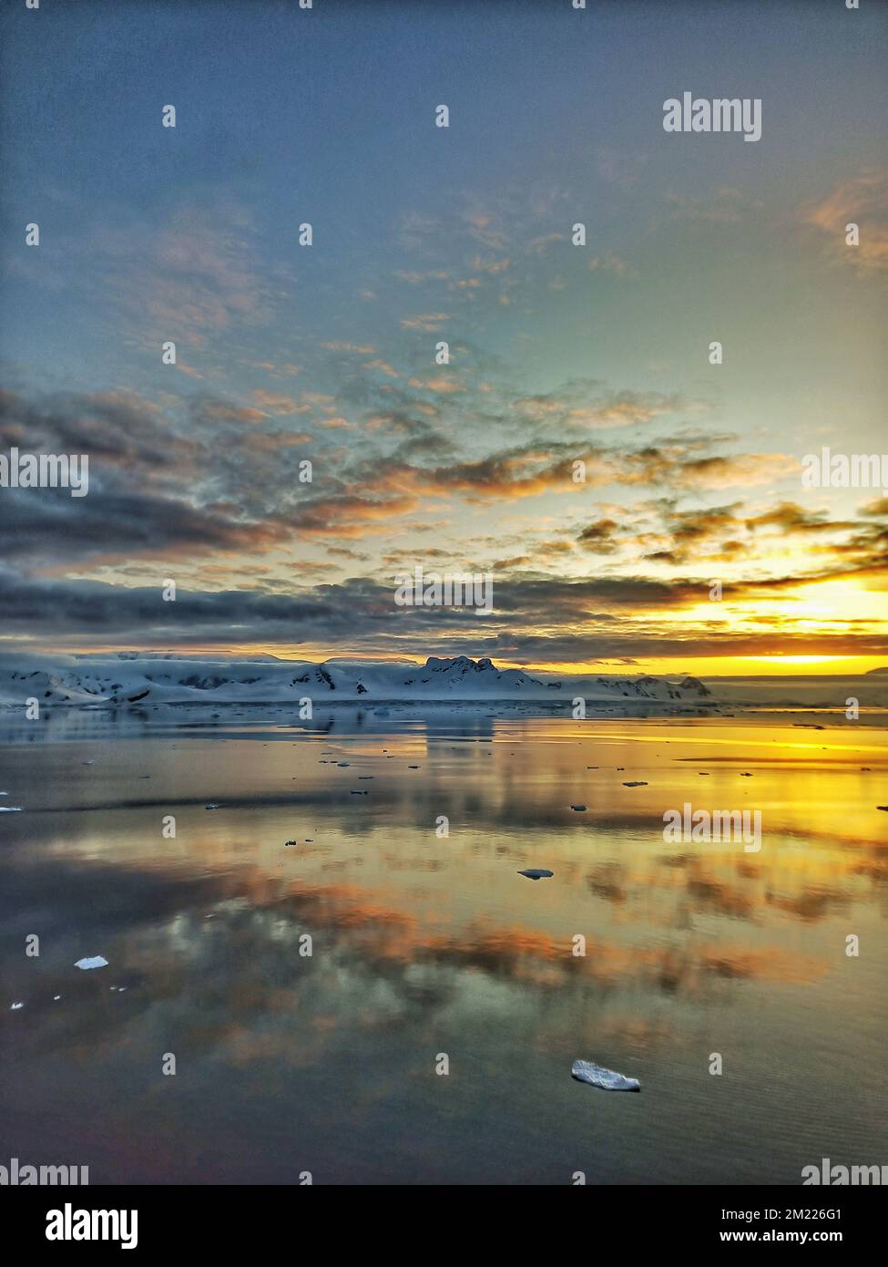 Wunderschöne Aussicht auf den Sonnenuntergang in der antarktis, antarktis Landschaft, atntaktischer Sonnenuntergang, antarktis Sonnenuntergang, Sonnenuntergang, antarktis, antarktis Eisberg, antarktis Gletscher Stockfoto