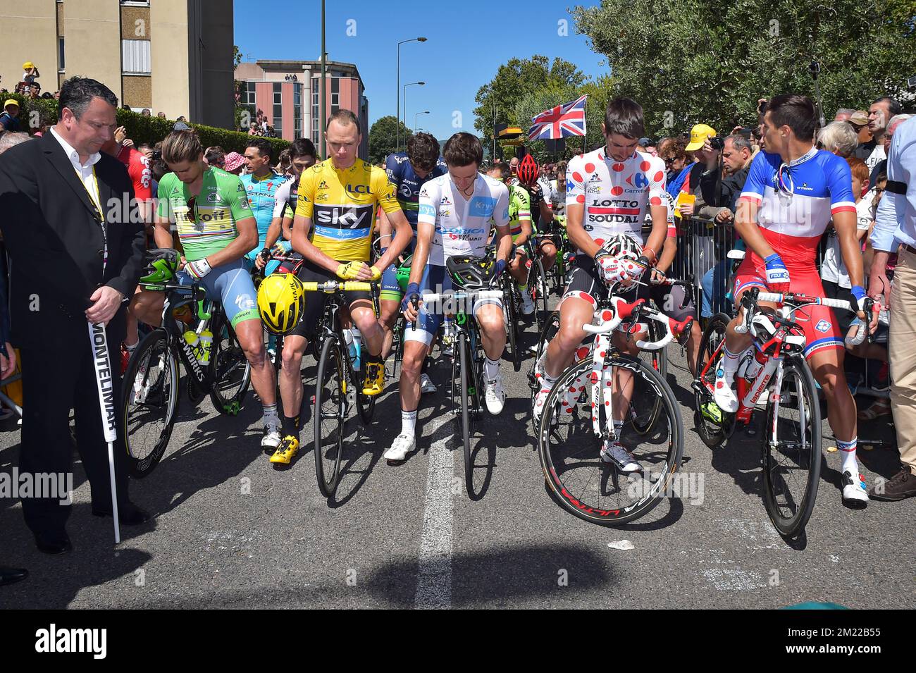 Der slowakische Peter Sagan von Tinkoff trägt das grüne Trikot, der britische Chris Froome von Team Sky trägt das gelbe Trikot, Der britische Adam Yates von Orica GreenEDGE trägt das weiße Trikot und der belgische Thomas De Gendt von Lotto Soudal trägt das rote Polka-Dot-Trikot während einer Schweigeminute für die Opfer des Angriffs von Nizza, das zu Beginn der vierzehnten Etappe der Tour de 103. gezeigt wird Radrennen in Frankreich, 208,5km km von Montelimar nach Villars-les-Dombes, am Samstag, den 16. Juli 2016. Stockfoto