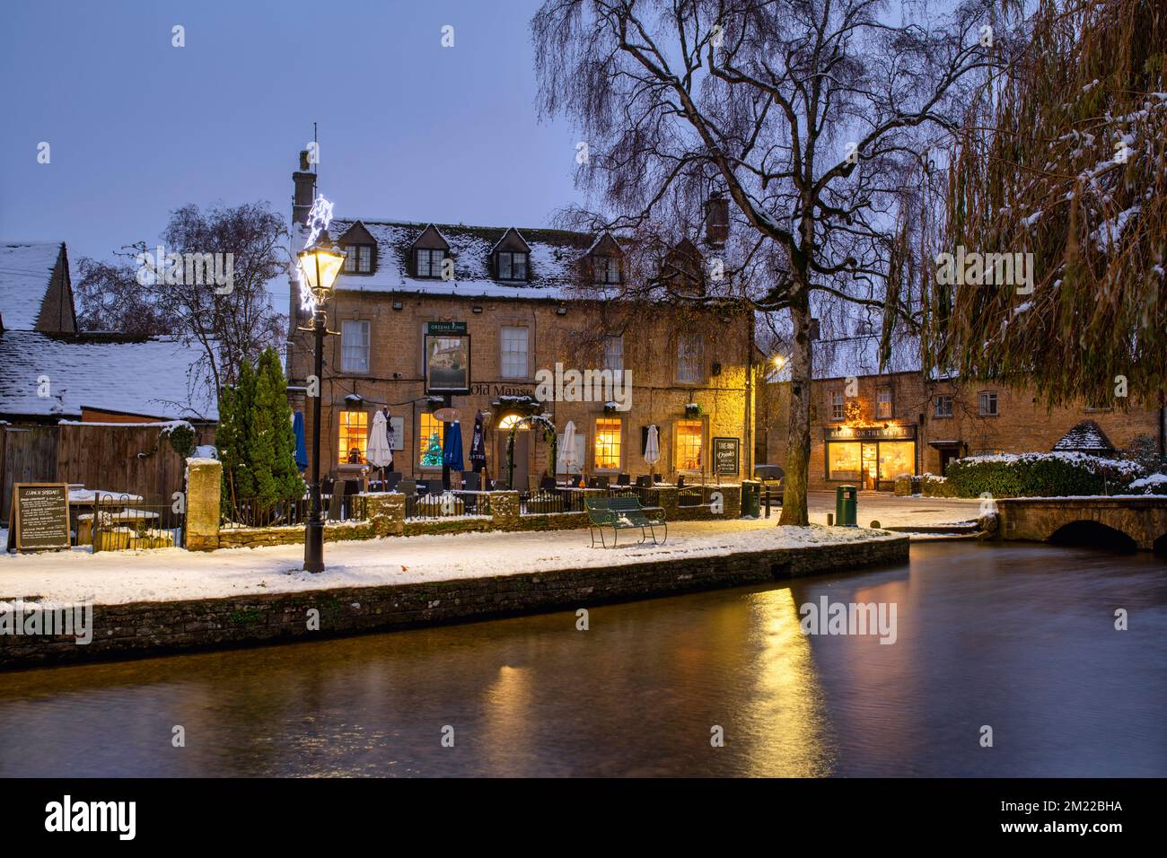 Altes Manse Hotel bei Sonnenaufgang im Schnee. Bourton on the Water, Cotswolds, Gloucestershire, England Stockfoto