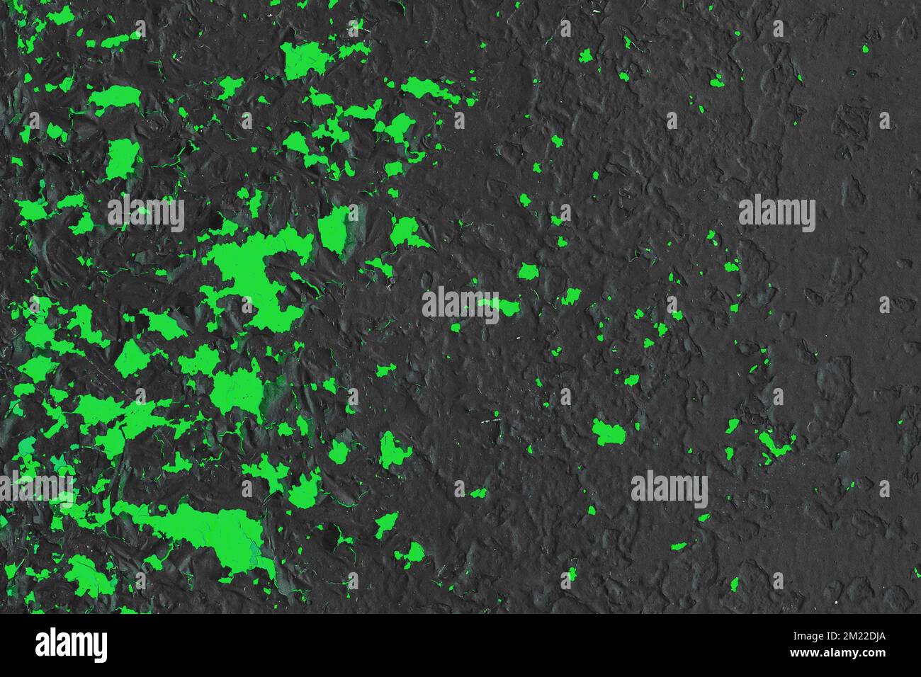 Schwarz lackierte, dunkle Metalloberfläche mit altem grünen, grünen, abblätterndem Farbmuster Wandstruktur Grunge Design Hintergrund. Stockfoto