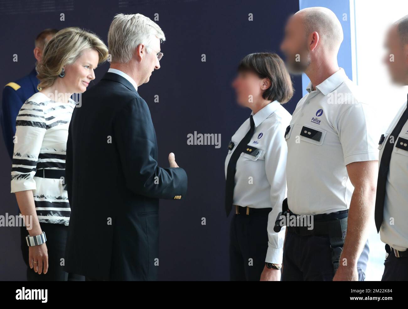 König Philippe - Filip von Belgien und Königin Mathilde von Belgien treffen Polizeibeamte aus Charleroi während eines Besuchs des belgischen Königs auf der Polizeistation, wo am Dienstag, den 09. August 2016, zwei Polizisten im Stadtzentrum von Charleroi erstochen wurden. Am Samstag, den 6. 2016. August, wurden zwei Polizisten erstochen. Der Angreifer schrie "Allahu Akbar". Er wurde von einer Polizeikugel getroffen. Einer der Polizisten erlitt schwere Verletzungen im Gesicht, der andere ist leicht verletzt. Der Angreifer wurde ins Krankenhaus gebracht, wo er später seinen Verletzungen erlag und starb. BELGA PHOTO VIRGINIE LEFOUR Stockfoto