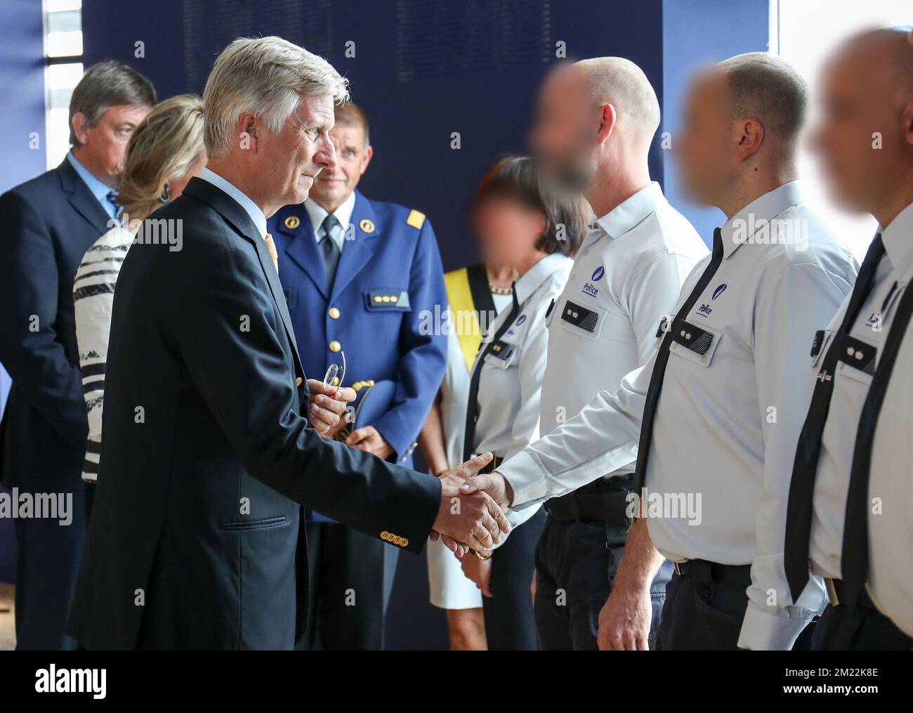 König Philippe - Filip von Belgien trifft Polizeibeamte aus Charleroi während eines Besuchs des belgischen Königs auf der Polizeistation, wo am Dienstag, den 09. August 2016, zwei Polizisten im Stadtzentrum von Charleroi erstochen wurden. Am Samstag, den 6. 2016. August, wurden zwei Polizisten erstochen. Der Angreifer schrie "Allahu Akbar". Er wurde von einer Polizeikugel getroffen. Einer der Polizisten erlitt schwere Verletzungen im Gesicht, der andere ist leicht verletzt. Der Angreifer wurde ins Krankenhaus gebracht, wo er später seinen Verletzungen erlag und starb. BELGA PHOTO VIRGINIE LEFOUR Stockfoto