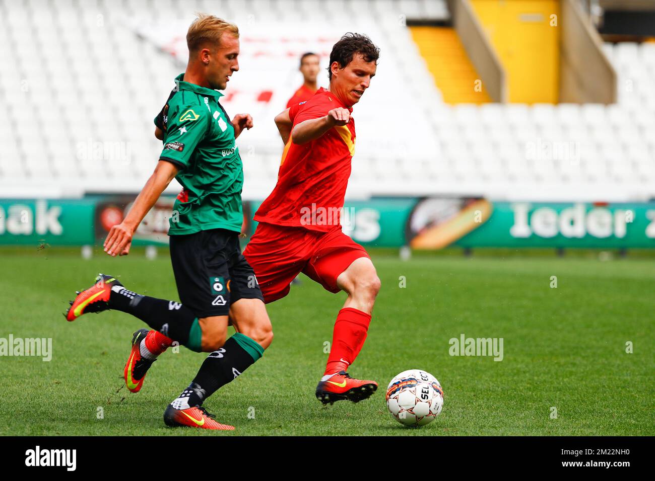 Cercle's Niels Coussement und Tubize's Yohan Betsch kämpfen beim Proximus League-Spiel D1B zwischen Cercle Brügge und AFC Tubize um den Ball, Sonntag, den 21. August 2016, in Brügge, am dritten Tag der belgischen Fußballmeisterschaft, Abteilung 1B. BELGA FOTO KURT DESPLENTER Stockfoto