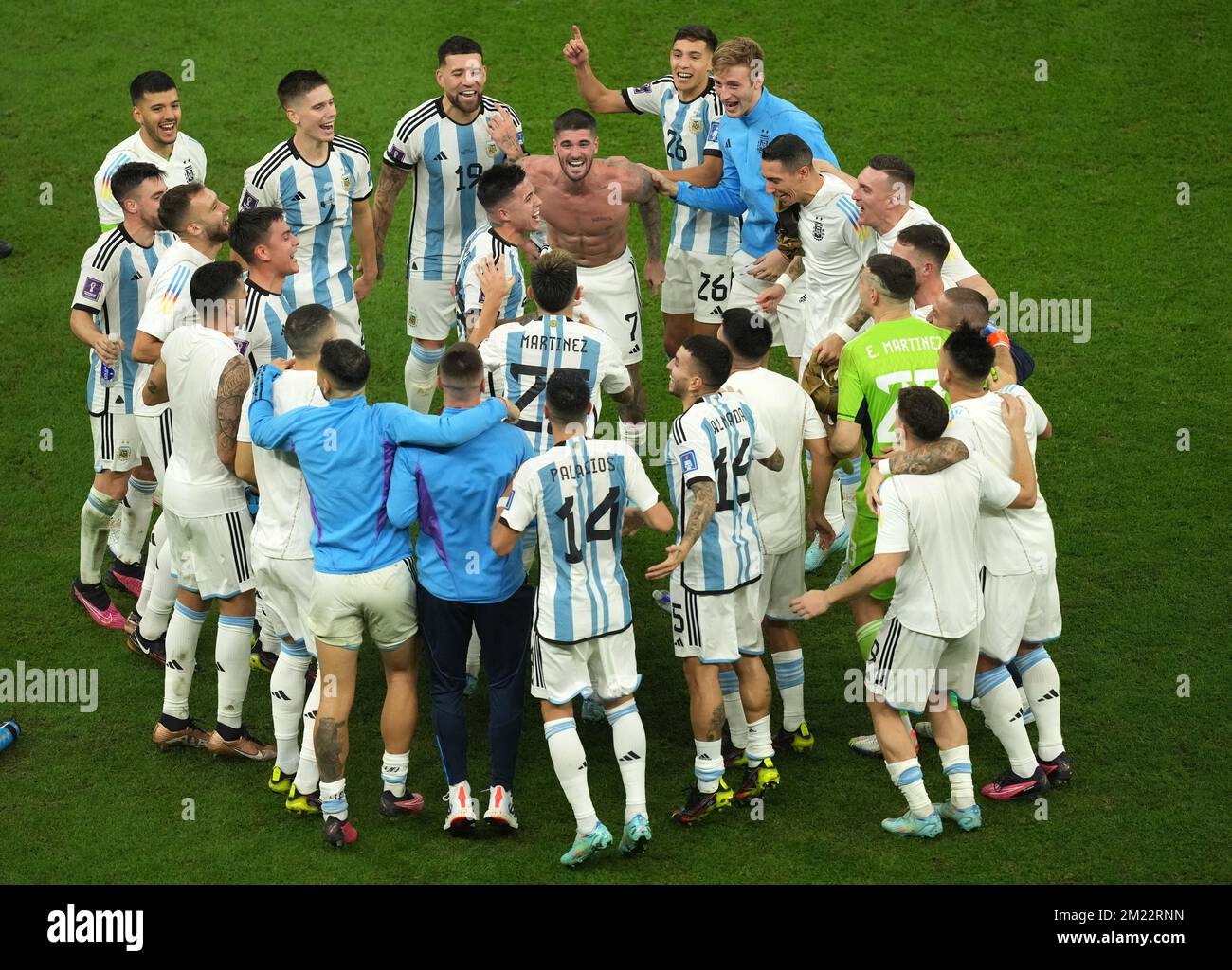 Argentiniens Rodrigo De Paul, Enzo Fernandez und Teamkollegen feiern