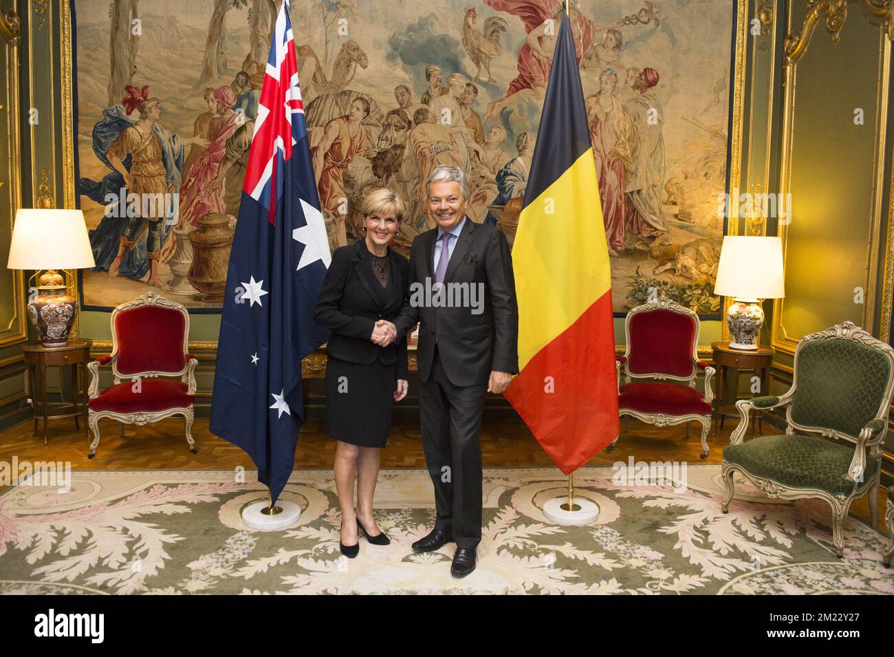Vizepremierministerin und Außenminister Didier Reynders und australische Außenministerin Julie Bishop schütteln sich vor einem bilateralen Treffen zwischen dem belgischen Außenminister Reynders und dem australischen Außenminister am Donnerstag, den 08. September 2016, im Egmont-Palast in Brüssel die Hände. Stockfoto