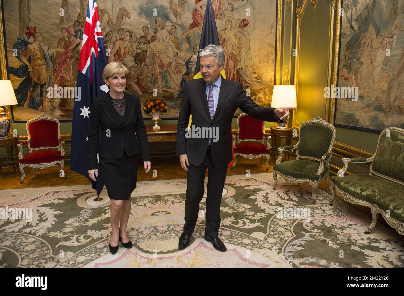Der stellvertretende Ministerpräsident und Außenminister Didier Reynders begrüßt die australische Außenministerin Julie Bishop im Vorfeld eines bilateralen Treffens zwischen dem belgischen Außenminister Reynders und dem australischen Außenminister am Donnerstag, den 08. September 2016, im Egmont-Palast in Brüssel. Stockfoto