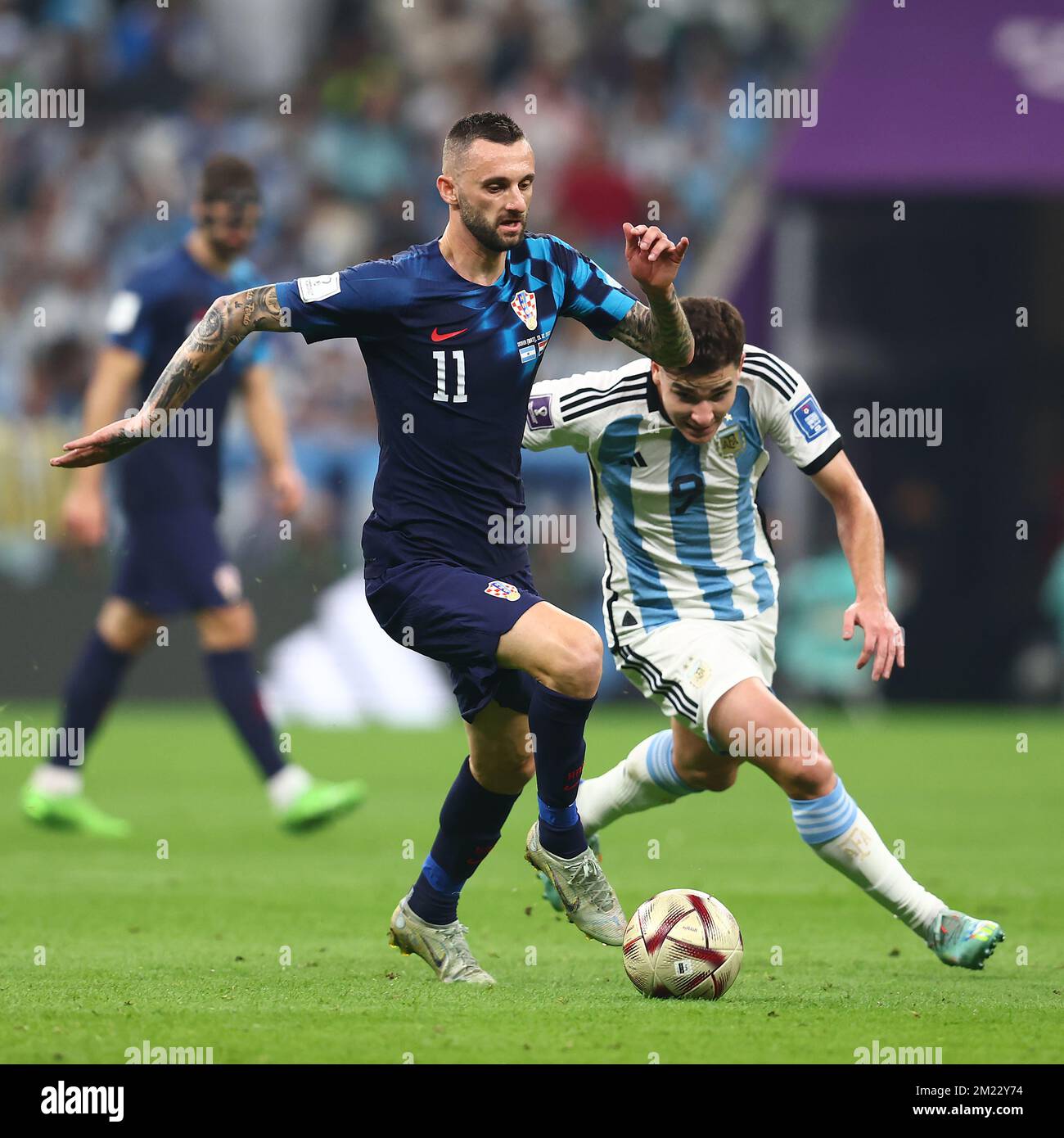 Doha, Katar. 13.. Dezember 2022. Julian Alvarez (R) aus Argentinien verfolgt Marcelo Brozovic aus Kroatien während des Halbfinalspiels der FIFA-Weltmeisterschaft 2022 im Lusail-Stadion in Doha, Katar, am 13. Dezember 2022. Foto: Chris Brunskill/UPI Credit: UPI/Alamy Live News Stockfoto