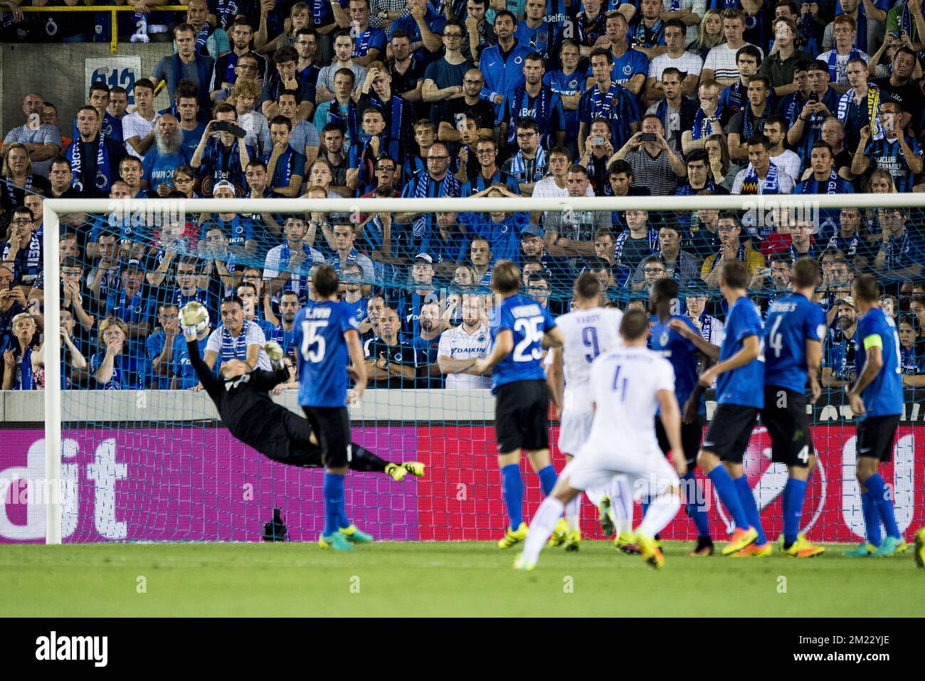 Leicesters Riyad Mahrez erzielt ein Tor während eines Spiels am ersten Tag der Gruppenphase des UEFA Champions League-Wettbewerbs zwischen dem belgischen Fußballteam Club Brugge KV und dem englischen Verein Leicester City F.C. in der Gruppe G in Brügge, Mittwoch, den 14. September 2016. BELGA FOTO JASPER JACOBS Stockfoto