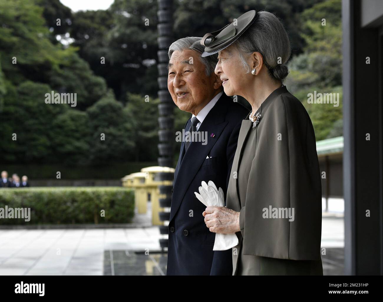 Japanischer Kaiser Akihito und japanische Kaiserin Michiko, die am zweiten Tag eines Staatsbesuchs der belgischen Königsfamilie in Japan am Dienstag, den 11. Oktober 2016, in Tokio, Japan auf einem Treffen im Kaiserpalast fotografiert wurden. BELGA FOTO ERIC LALMAND Stockfoto