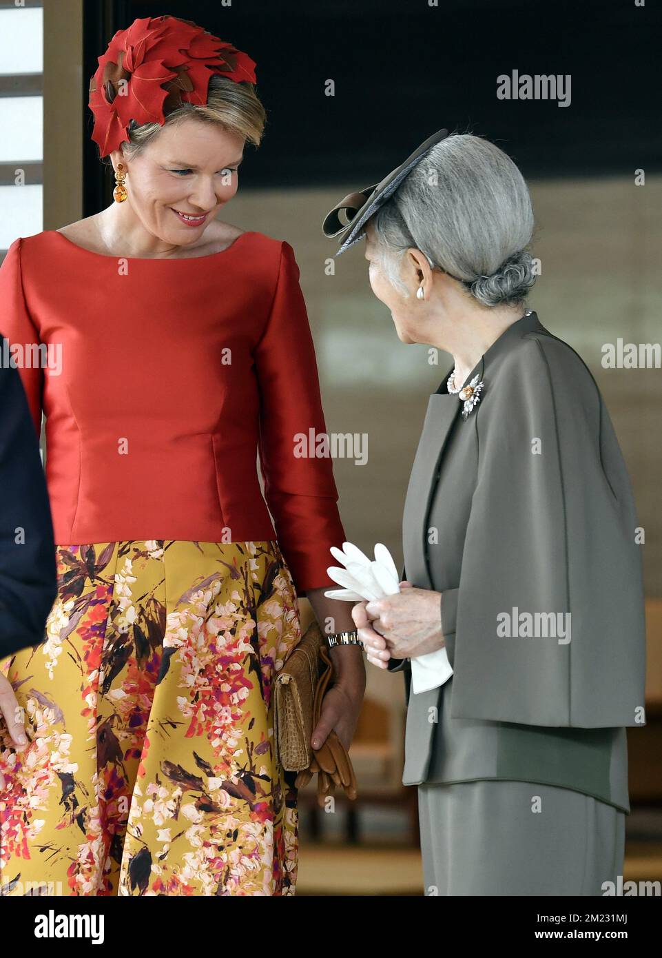 Königin Mathilde von Belgien und japanische Kaiserin Michiko, die auf einem Treffen im Kaiserpalast am zweiten Tag eines Staatsbesuchs der belgischen Königsfamilie in Japan am Dienstag, den 11. Oktober 2016, in Tokio, Japan, fotografiert wurde. BELGA FOTO ERIC LALMAND Stockfoto