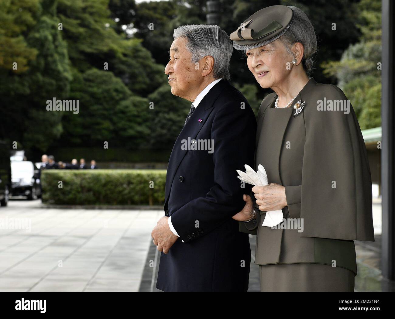 Japanischer Kaiser Akihito und japanische Kaiserin Michiko, die am zweiten Tag eines Staatsbesuchs der belgischen Königsfamilie in Japan am Dienstag, den 11. Oktober 2016, in Tokio, Japan auf einem Treffen im Kaiserpalast fotografiert wurden. BELGA FOTO ERIC LALMAND Stockfoto