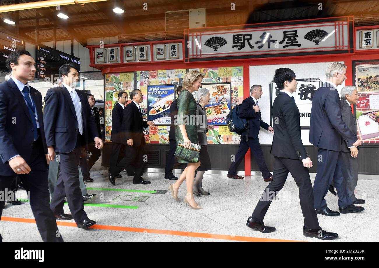 Königin Mathilde von Belgien und japanische Kaiserin Michiko, die bei der Abfahrt vom Bahnhof Tokio mit einem japanischen kaiserlichen Paar am dritten Tag eines Staatsbesuchs der belgischen Königsfamilie in Japan am Mittwoch, den 12. Oktober 2016, in Tokio, Japan, abgebildet wurde. BELGA FOTO ERIC LALMAND Stockfoto