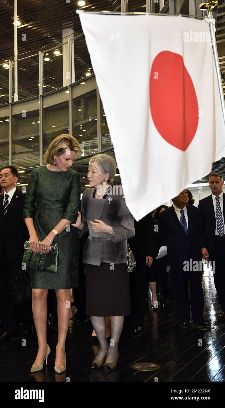 Königin Mathilde von Belgien und die japanische Kaiserin Michiko wurden in Yuki-Stadt am dritten Tag eines Staatsbesuchs der belgischen Königsfamilie in Japan am Mittwoch, den 12. Oktober 2016, in Tokio, Japan, fotografiert. BELGA FOTO ERIC LALMAND Stockfoto