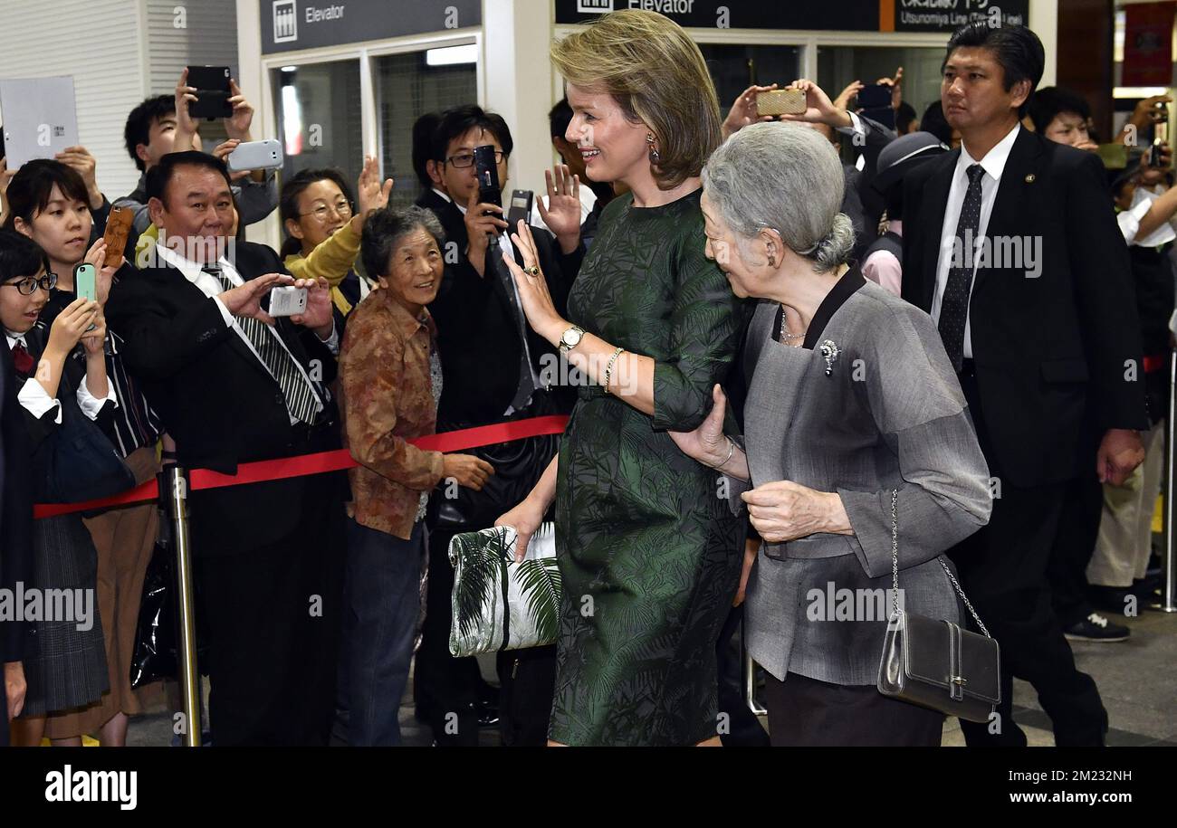 Königin Mathilde von Belgien und japanische Kaiserin Michiko, die bei der Abreise von Yuki-Stadt mit einem japanischen kaiserlichen Paar am dritten Tag eines Staatsbesuchs der belgischen Königsfamilie in Japan am Mittwoch, den 12. Oktober 2016, in Tokio, Japan, abgebildet wurde. BELGA FOTO ERIC LALMAND Stockfoto