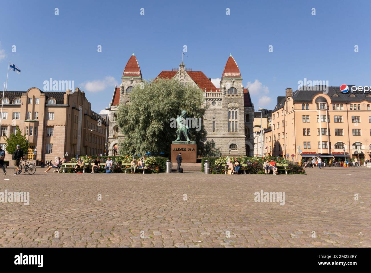 Aleksis kivi-Denkmal und nationales helsinki-Theater vom Bahnhofsplatz aus gesehen an einem blauen, wolkenlosen sonnigen Tag Stockfoto