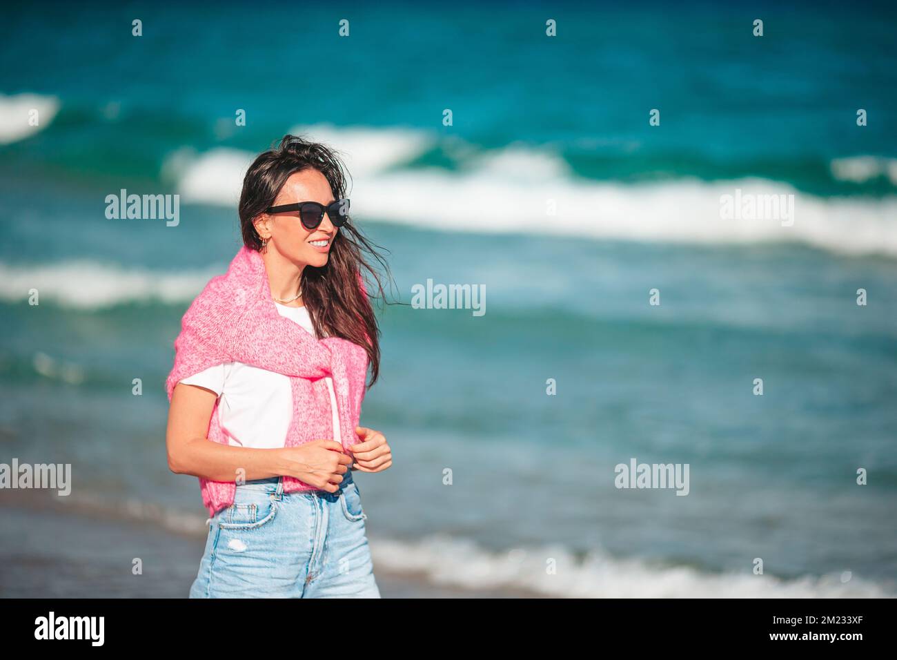 Junge schöne Frau am Strand Ferienhäuser Stockfoto