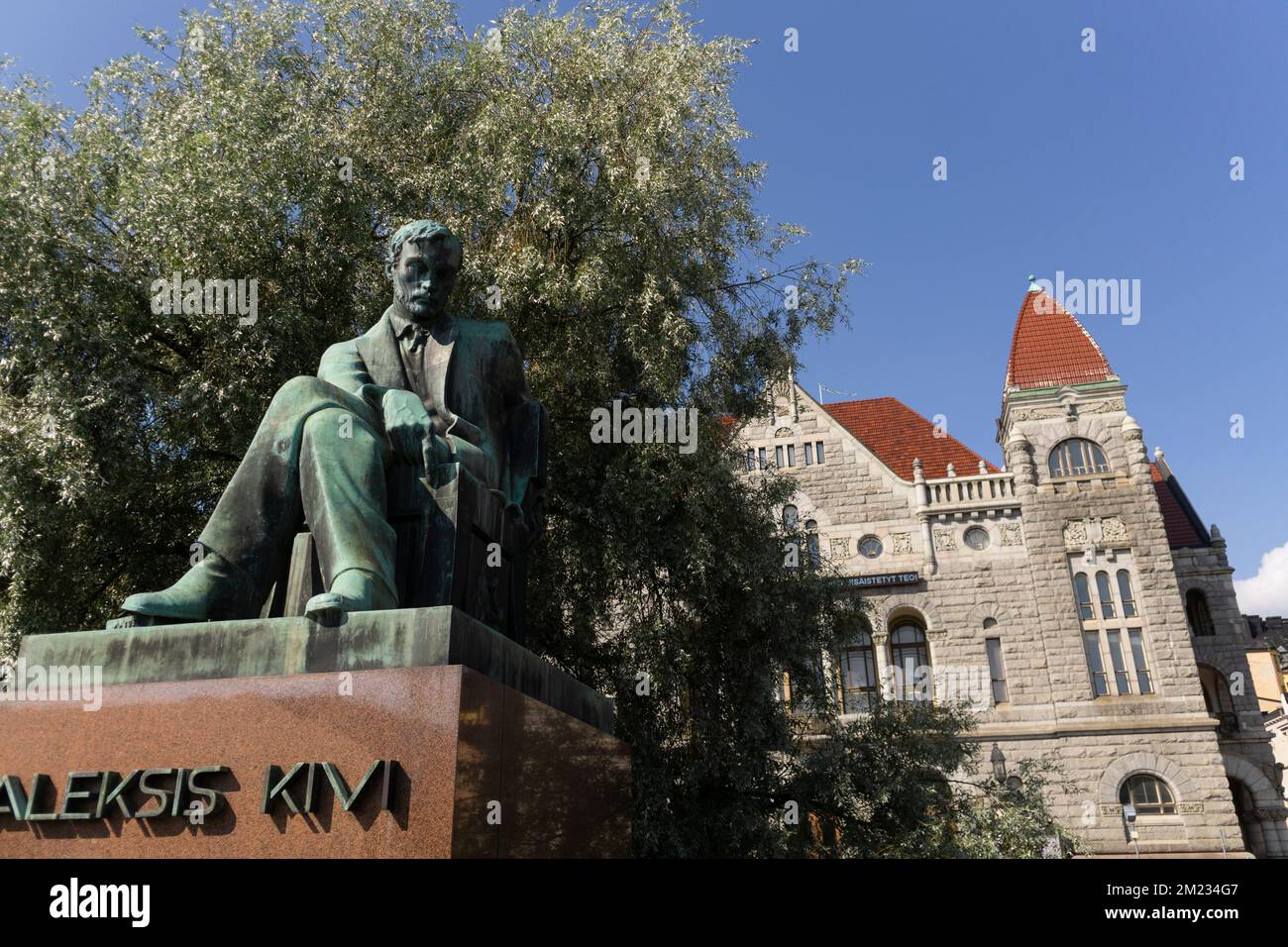 Aleksis Kivi-Denkmal und helsinki-Theater im Hintergrund am sonnigen, blauen Himmel ohne Wolken Stockfoto
