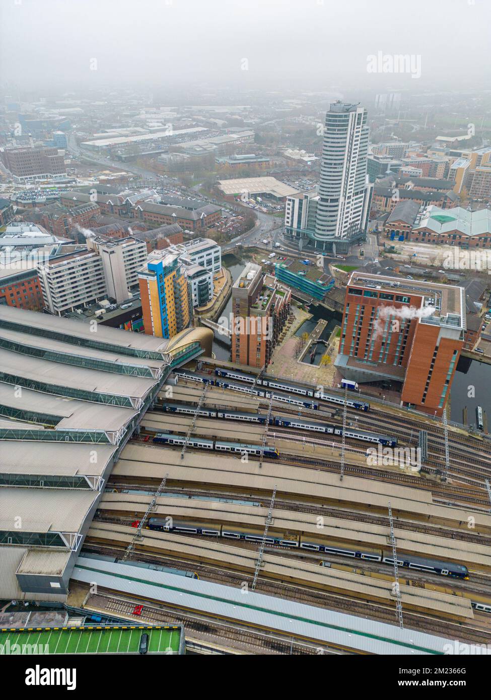 Leeds, Großbritannien. 13.. Dezember 2022. Luftaufnahme des Bahnhofs von Leeds mit begrenztem Zugservice aufgrund von Arbeitseinsätzen von RMT-Mitarbeitern. Stockfoto