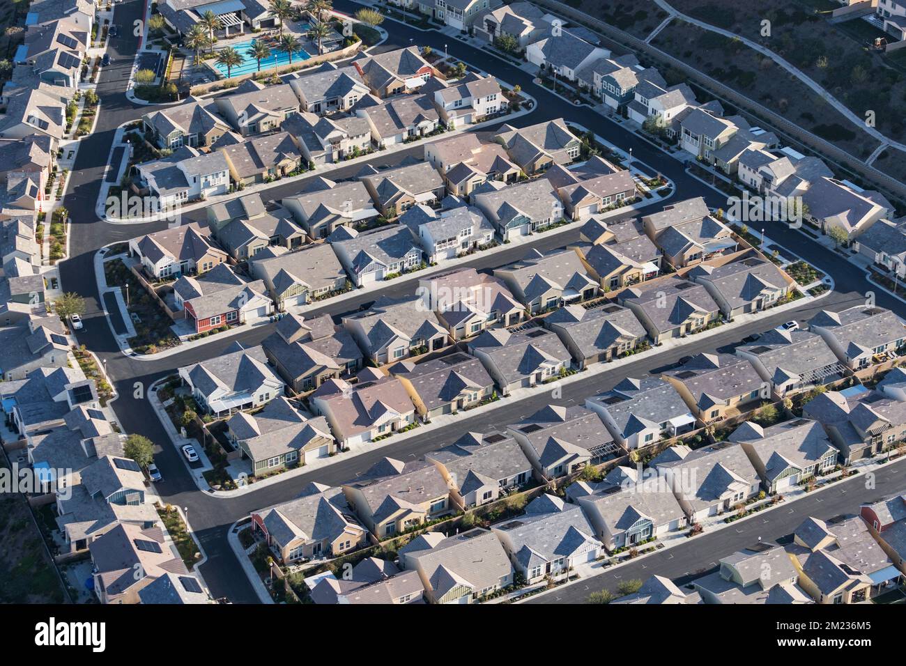 Moderne Einfamilienhäuser in einem Vorort auf kleinen Grundstücken im Los Angeles County Kalifornien aus der Vogelperspektive. Stockfoto