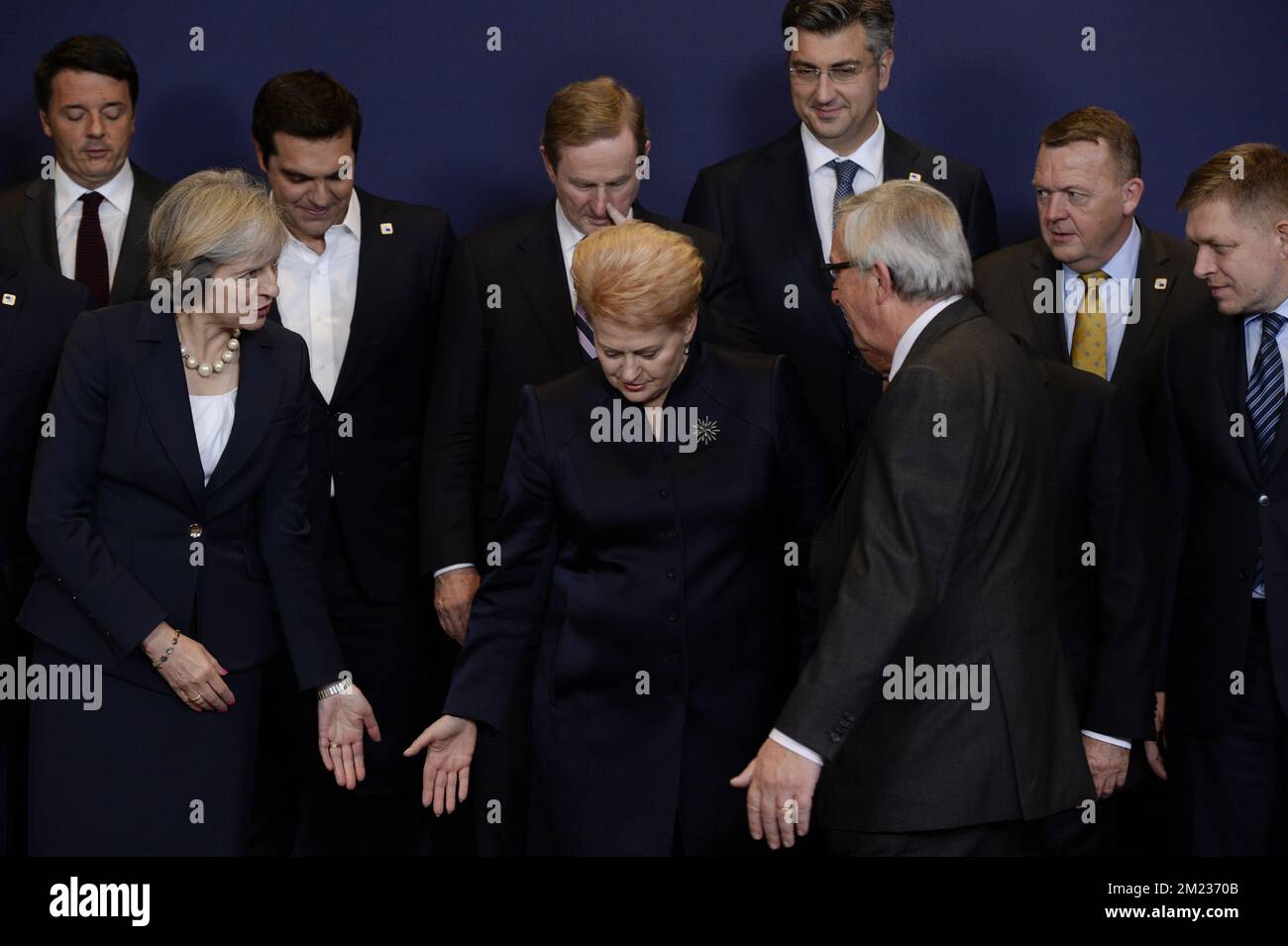 Italien Premierminister Matteo Renzi, britische Premierministerin Theresa May, Griechenland Premierminister Alexis Tsipras, irischer Premierminister Enda Kenny, litauischer Präsident Dalia Grybauskaite, Präsident der Europäischen Kommission Luxemburg Jean-Claude Juncker (EVP), Der kroatische Premierminister Andrej Plenkovic und der dänische Premierminister Lars Lokke Rasmussen fotografierten am ersten Tag eines EU-Gipfeltreffens am Donnerstag, den 20. Oktober 2016, am Sitz der Europäischen Union in Brüssel. Die europäischen Staats- und Regierungschefs werden die Reaktion der EU auf die Migration, Russland in Syrien und den CETA-Vertrag¿øs erörtern. BELGA-FOTO Stockfoto