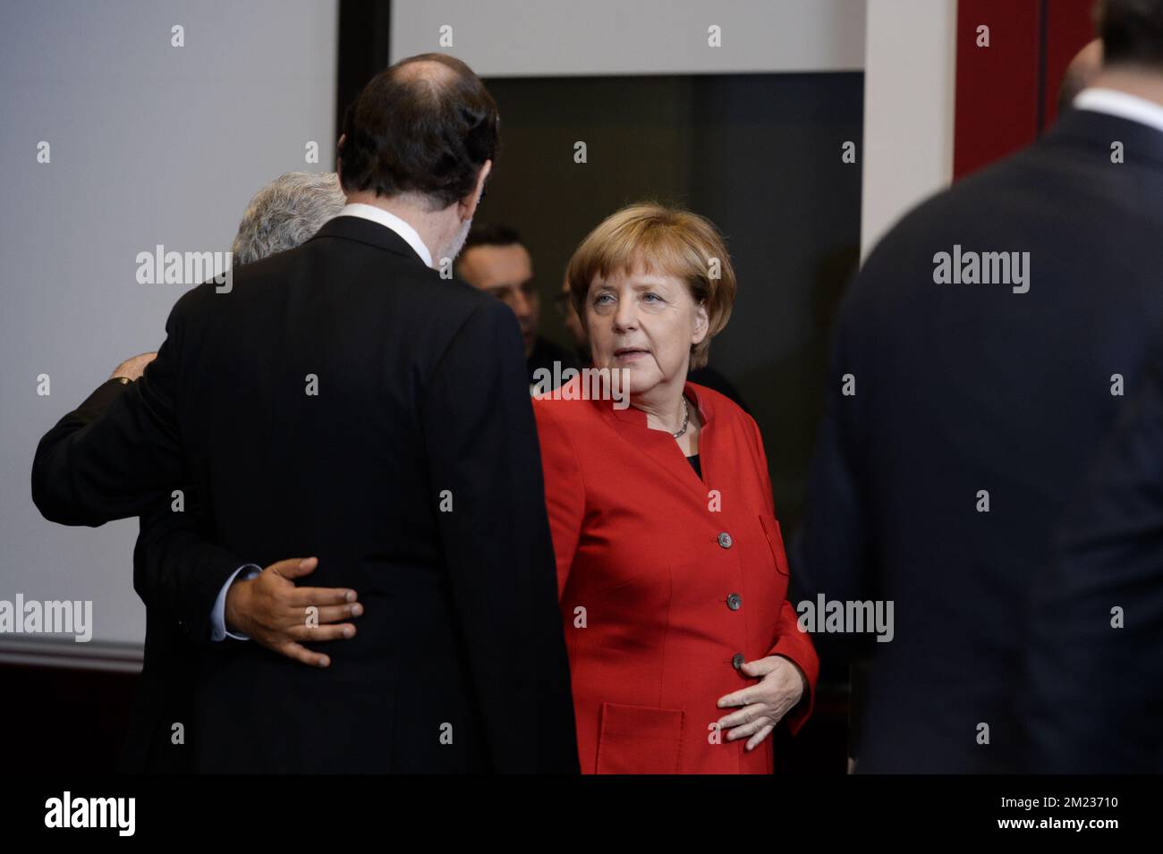 Der spanische Premierminister Mariano Rajoy Brey und die deutsche Kanzlerin Angela Merkel am ersten Tag eines EU-Gipfeltreffens am Donnerstag, den 20. Oktober 2016, am Sitz der Europäischen Union in Brüssel. Die europäischen Staats- und Regierungschefs werden die Reaktion der EU auf die Migration, Russland in Syrien und den CETA-Vertrag¿øs erörtern. BELGA-FOTOPOOL MELANIE WENGER Stockfoto