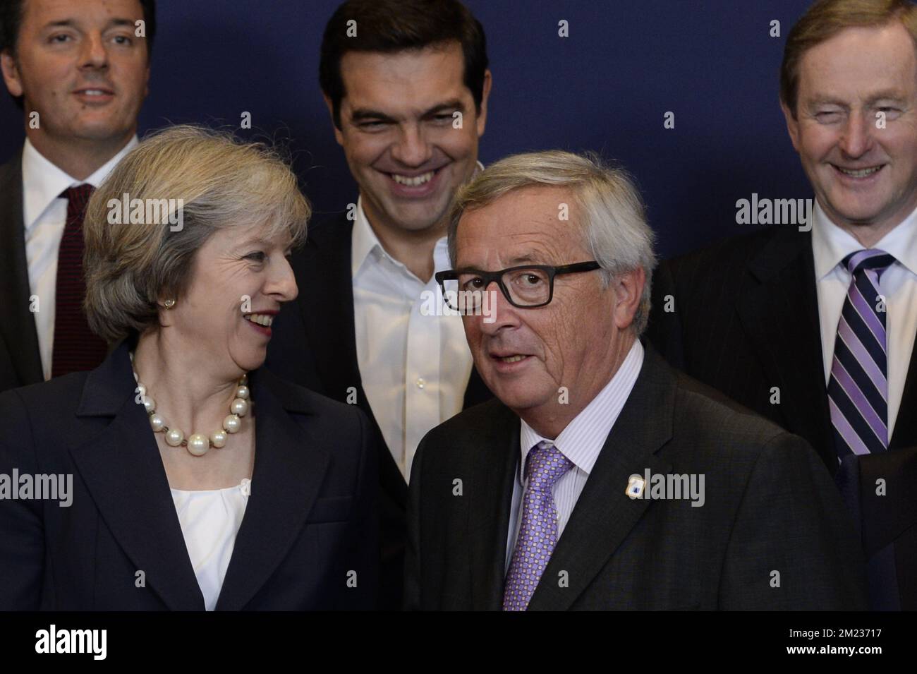 Der italienische Premierminister Matteo Renzi, die britische Premierministerin Theresa May, der griechische Premierminister Alexis Tsipras, der Präsident der Europäischen Kommission Luxemburg Jean-Claude Juncker (EVP) und der irische Premierminister Enda Kenny, die am ersten Tag eines EU-Gipfels am Donnerstag, den 20. Oktober 2016, auf dem Foto der Familie zu sehen waren, Am Sitz der Europäischen Union in Brüssel. Die europäischen Staats- und Regierungschefs werden die Reaktion der EU auf die Migration, Russland in Syrien und den CETA-Vertrag¿øs erörtern. BELGA-FOTOPOOL MELANIE WENGER Stockfoto