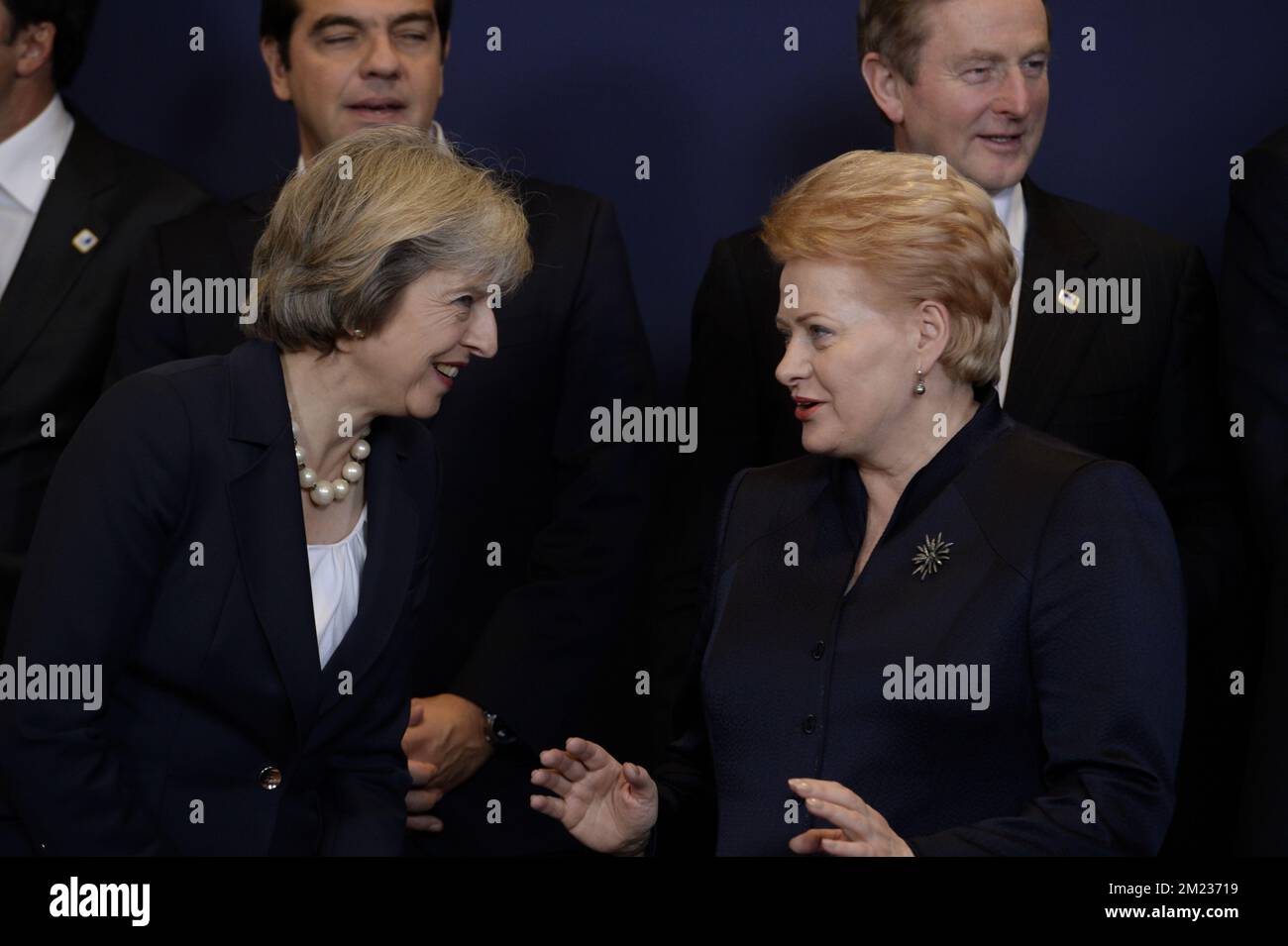 Die britische Premierministerin Theresa May und die litauische Präsidentin Dalia Grybauskaite wurden am ersten Tag eines EU-Gipfeltreffens am Donnerstag, den 20. Oktober 2016, beim Familienfoto am Sitz der Europäischen Union in Brüssel fotografiert. Die europäischen Staats- und Regierungschefs werden die Reaktion der EU auf die Migration, Russland in Syrien und den CETA-Vertrag¿øs erörtern. BELGA-FOTOPOOL MELANIE WENGER Stockfoto