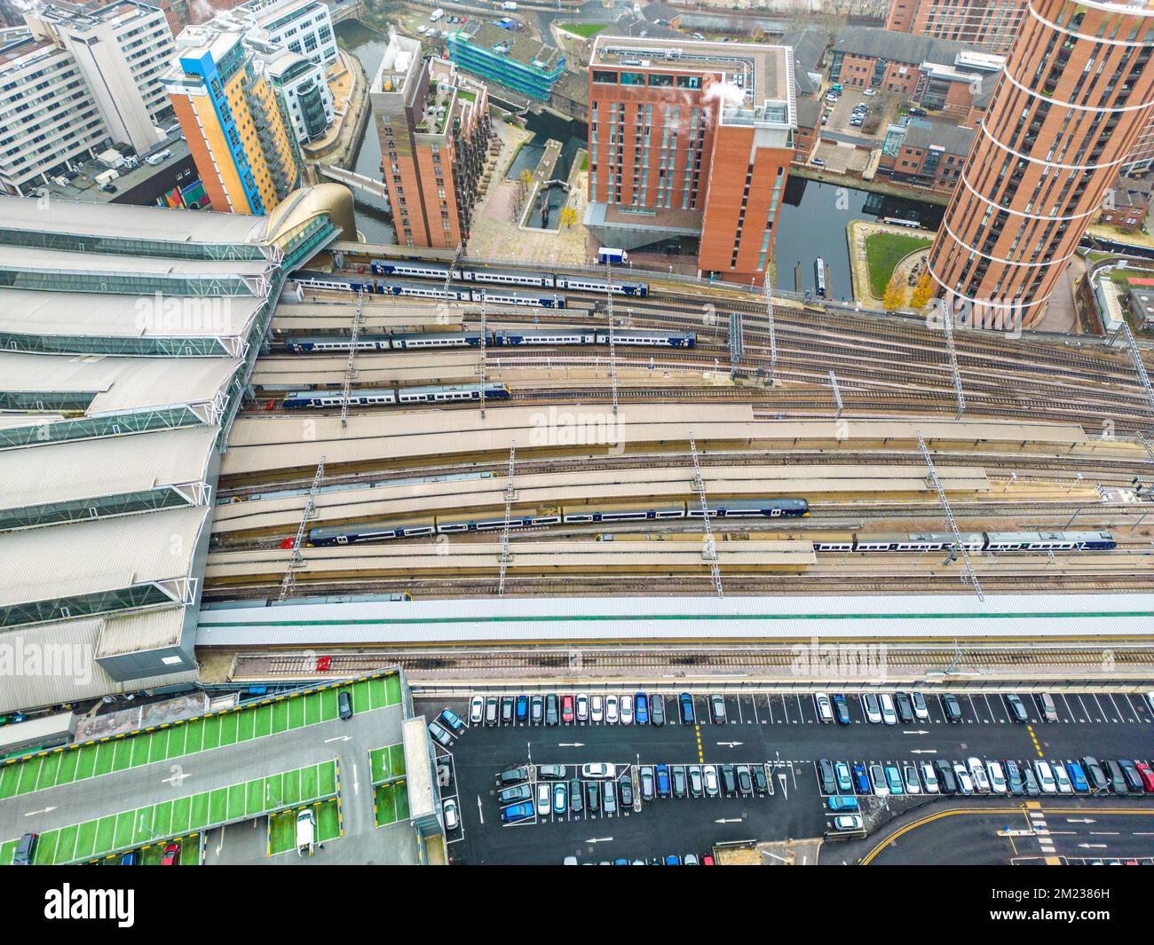 Leeds, Großbritannien. 13.. Dezember 2022. Luftaufnahme des Bahnhofs von Leeds mit begrenztem Zugservice aufgrund von Arbeitseinsätzen von RMT-Mitarbeitern. Stockfoto