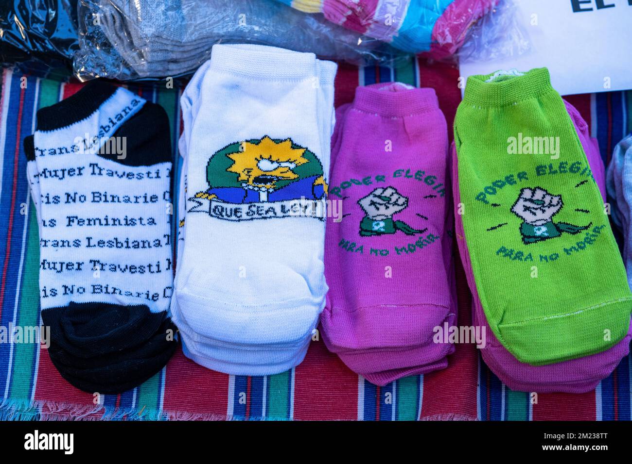 Die Socken mit Notizen, dass sie nicht sterben wollen Legalisierung der Abtreibung in Argentinien: Soziale Bewegungen und Mehrparteienkoalitionen. Stockfoto