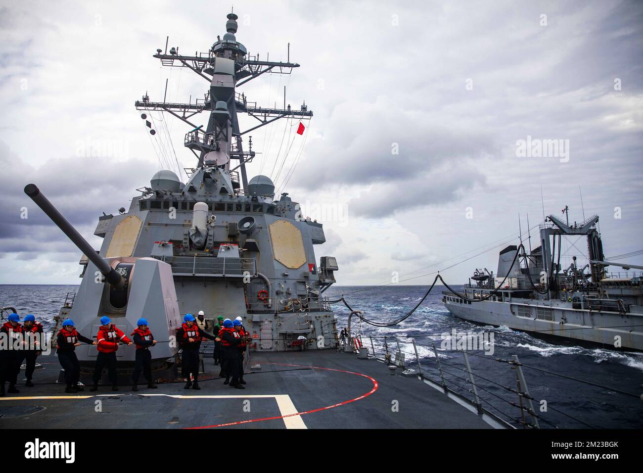 Mittelmeer. 19.. November 2022. Der Arleigh-Burke-Class-Guided-Missile Destroyer USS Roosevelt (DDG 80) führt im November mit dem französischen Replenishment Oiler FS Marne (A630) ein Replenishment-at-Sea durch. 19, 2022. Roosevelt, derzeit Mitglied der Charles de Gaulle Carrier Strike Group, befindet sich in einem geplanten Einsatz in den USA Marinestreitkräfte Europa Einsatzgebiet, angestellt von den USA Sechste Flotte, die die Interessen der USA, Verbündeten und Partner verteidigt. Kredit: USA Navy/ZUMA Press Wire Service/ZUMAPRESS.com/Alamy Live News Stockfoto