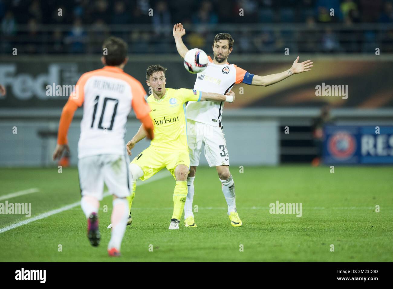 Gent's Brecht Dejaegere und Shakhtar Donetsks Verteidiger Darijo Srna kämpfen um den Ball während eines Fußballspiels zwischen dem belgischen Team KAA Gent und dem ukrainischen Verein FC Shakhtar Donetsk in Gent, Donnerstag, den 03. November 2016, Das vierte Spiel der Gruppenphase des Europa-League-Wettbewerbs in Gruppe H. BELGA FOTO JASPER JACOBS Stockfoto