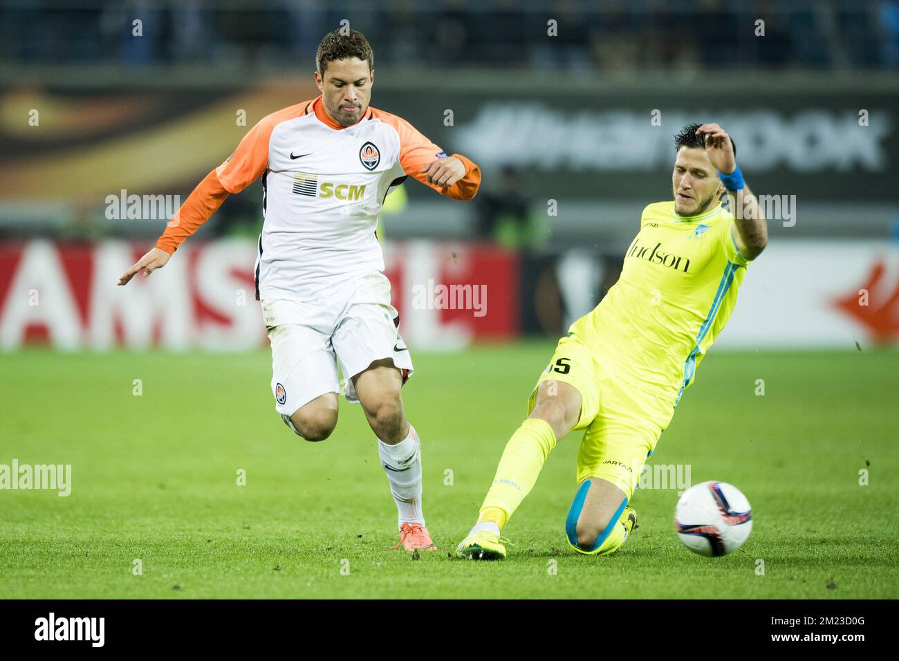 Shakhtar Donezks Mittelfeldspieler Marlos und Gents Rami Gershon kämpfen während eines Fußballspiels zwischen der belgischen Mannschaft KAA Gent und dem ukrainischen Verein FC Shakhtar Donetsk am Donnerstag, den 03. November 2016 in Gent um den Ball. Das vierte Spiel der Gruppenphase des Europa-League-Wettbewerbs in Gruppe H. BELGA FOTO JASPER JACOBS Stockfoto