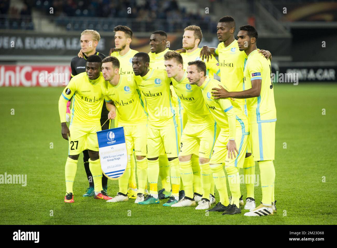 Gents Spieler wurden zu Beginn eines Fußballspiels zwischen der belgischen Mannschaft KAA Gent und dem ukrainischen Verein FC Shakhtar Donetsk in Gent am Donnerstag, den 03. November 2016, dem vierten Spiel der Gruppenphase des Europa-League-Wettbewerbs in Gruppe H. BELGA FOTO JASPER JACOBS, dargestellt Stockfoto