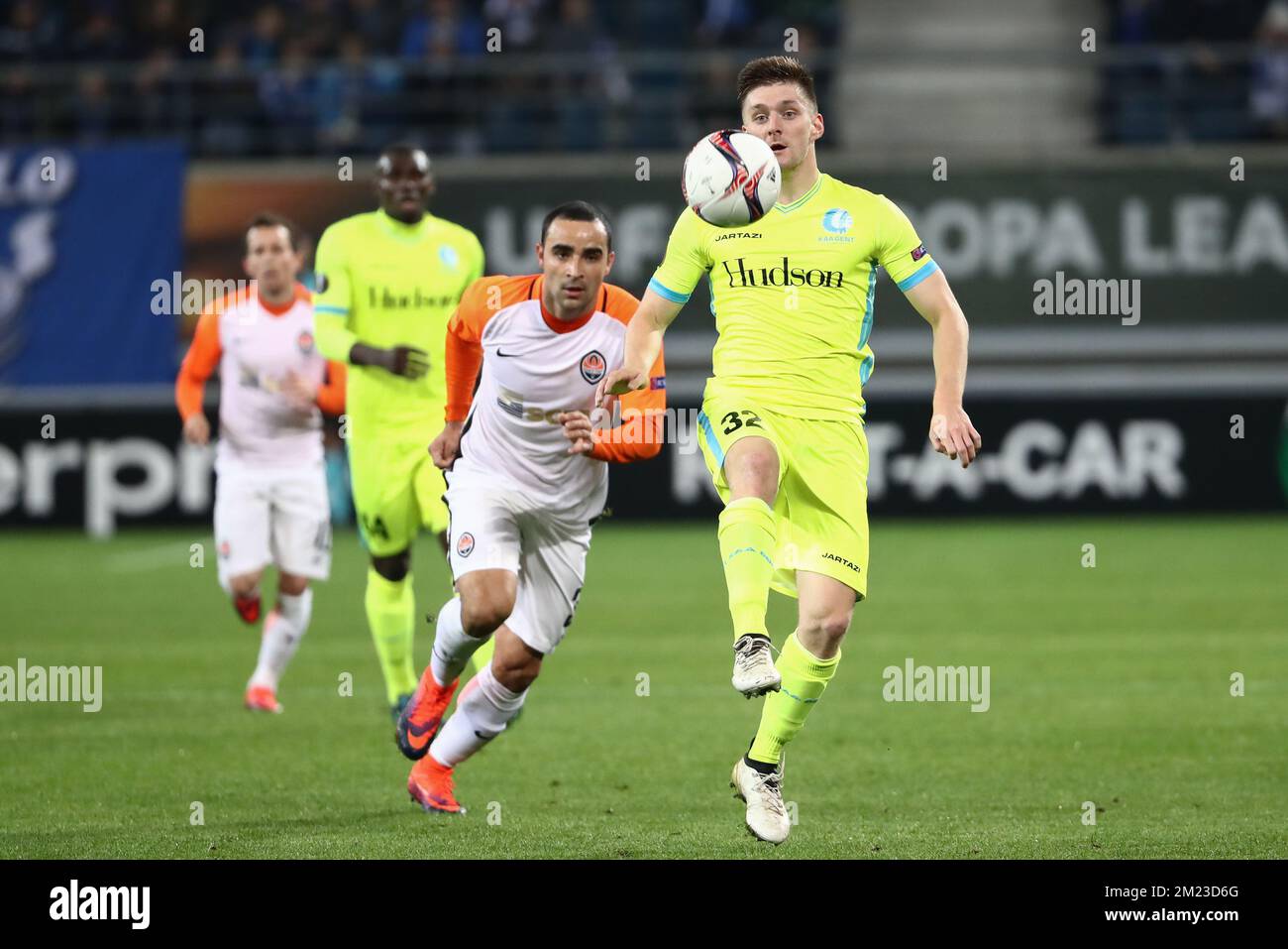 Gents Thomas Foket kämpft um den Ball während eines Fußballspiels zwischen der belgischen Mannschaft KAA Gent und dem ukrainischen Verein FC Shakhtar Donetsk, am Donnerstag, den 03. November 2016 in Gent, dem vierten Spiel der Gruppenphase des Europa League-Wettbewerbs in Gruppe H. BELGA FOTO KURT DESPLENTER Stockfoto