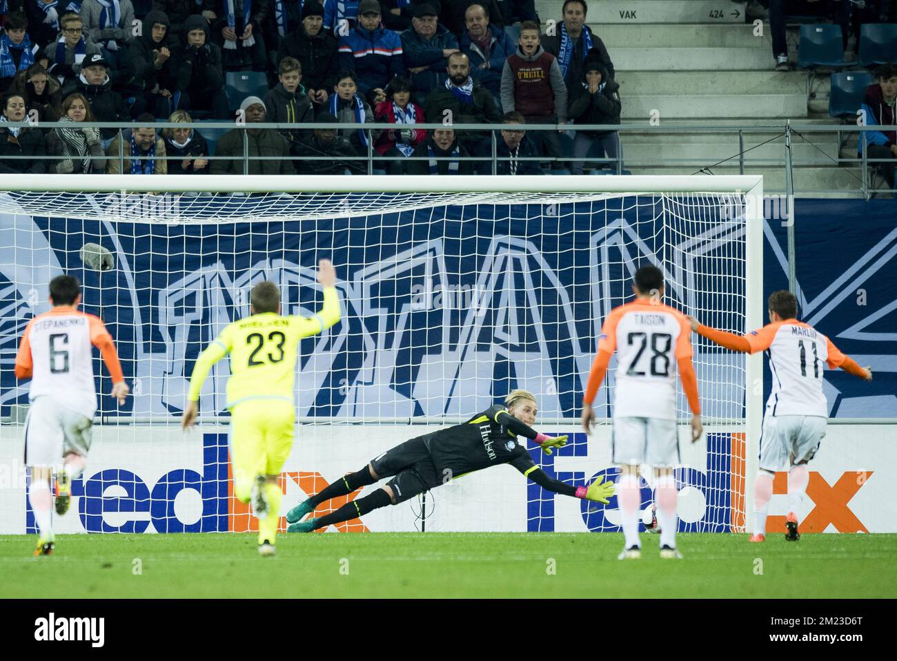 Gents Torwart Jacob Rinne hat es versäumt, einen Elfmeter zu stoppen. Ein Fußballspiel zwischen der belgischen Mannschaft KAA Gent und dem ukrainischen Verein FC Shakhtar Donetsk in Gent, am Donnerstag, den 03. November 2016, dem vierten Spiel der Gruppenphase des Europa League-Wettbewerbs in Gruppe H. BELGA FOTO JASPER JACOBS Stockfoto