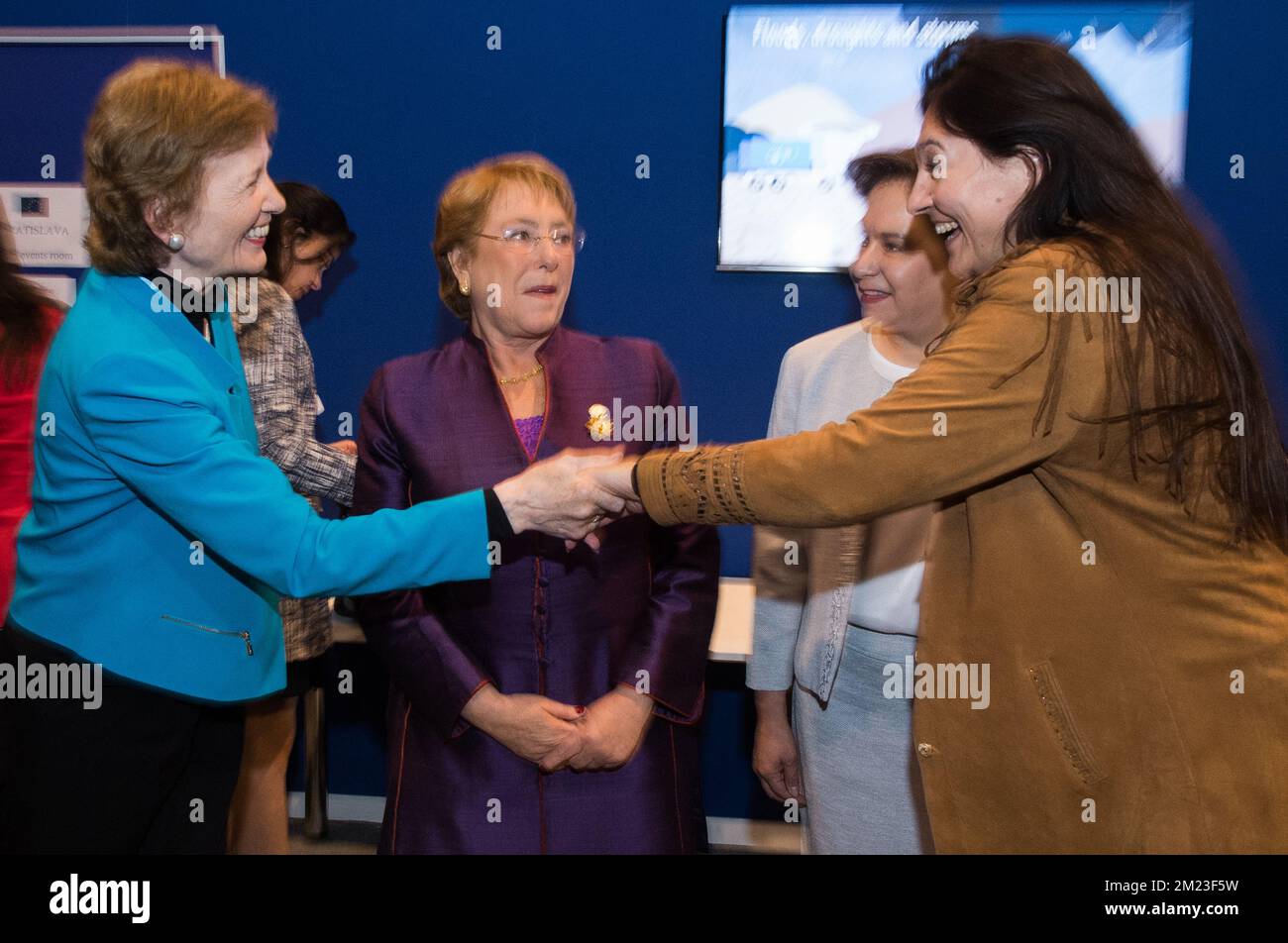 Mary Robinson, Sondergesandte des Generalsekretärs der Vereinten Nationen für Klimaänderungen, chilenische Präsidentin Michelle Bachelet, Patricia Espinosa, Exekutivsekretärin des UNFCCC und belgische Ministerin für Energie, Umwelt und nachhaltige Entwicklung Marie-Christine Marghem, die während der COP22 in Marrakesch, Marokko, auf der Weltklimakonferenz 2016, am Dienstag, dem 15. November 2016, vorgestellt wurde. Stockfoto