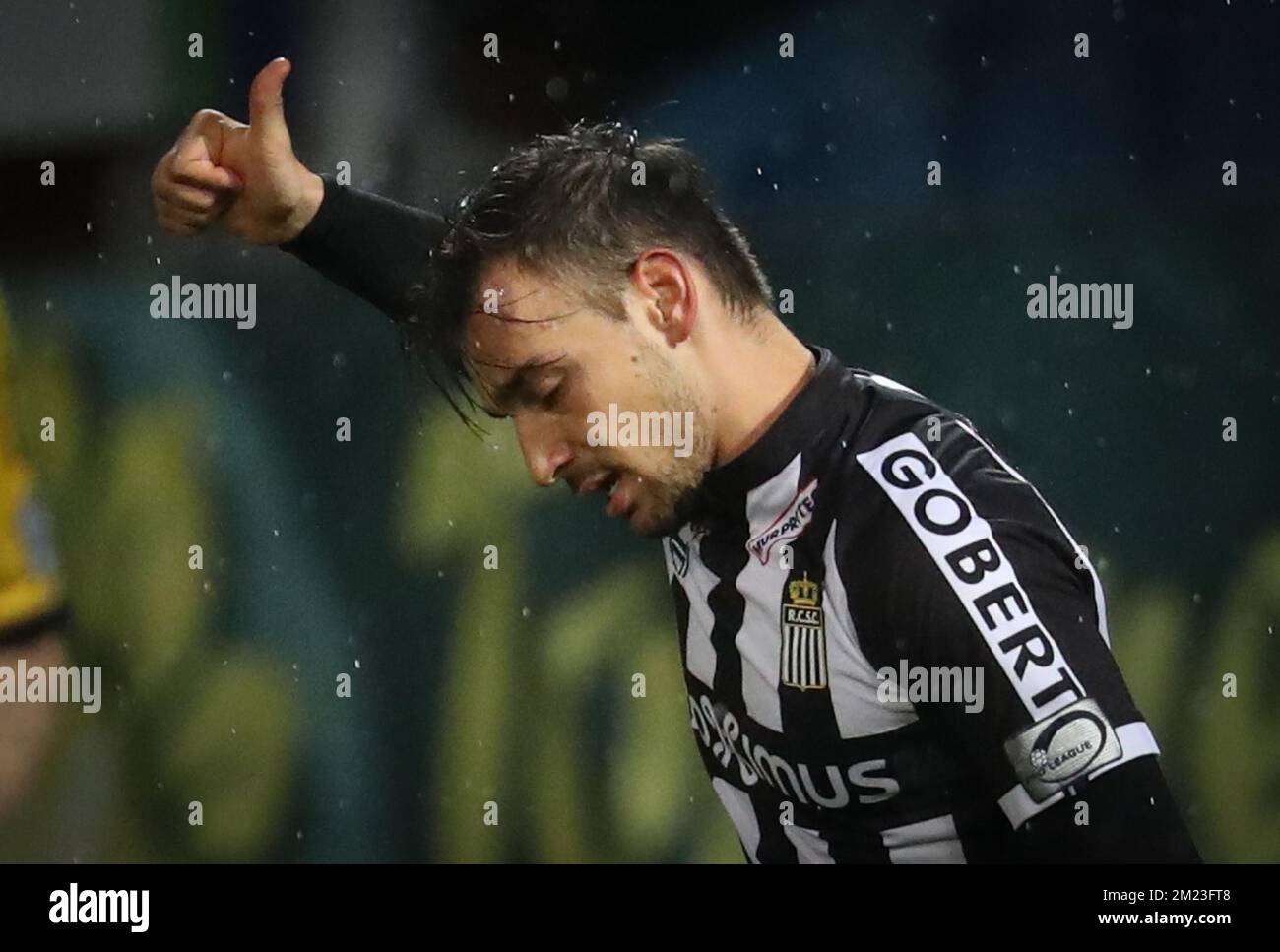 Charlerois Sotiris Nini wurde während des Spiels der Jupiler Pro League zwischen Charleroi und Lokeren in Charleroi am Sonntag, den 20. November 2016, am 15. Tag der belgischen Fußballmeisterschaft gezeigt. BELGA PHOTO VIRGINIE LEFOUR Stockfoto