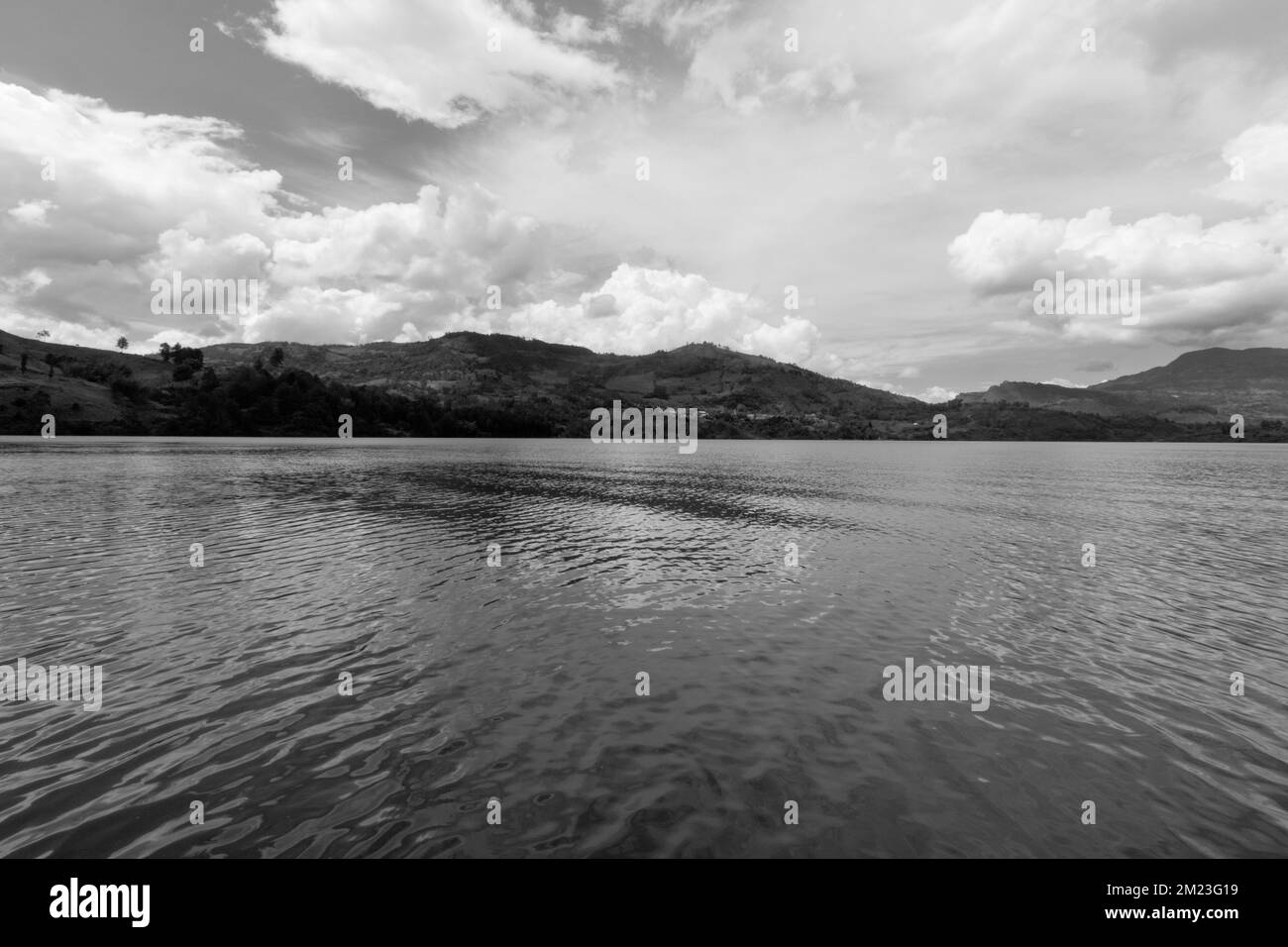 Kolumbianische Guavio-Reservoir-Landschaft mit bewölktem Himmel. Schwarzweißfotografie Stockfoto