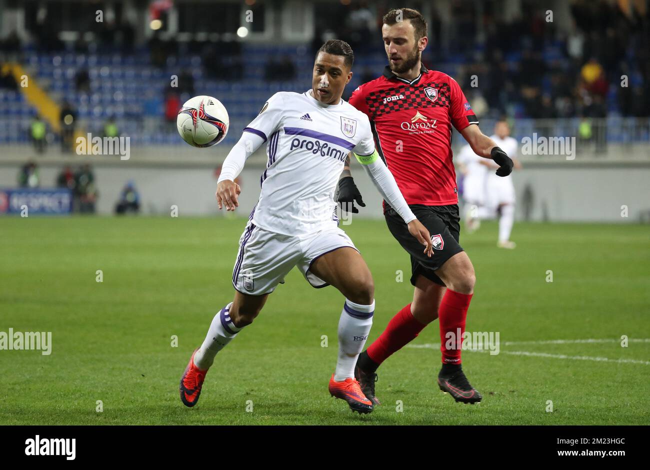 Anderlechts Youri Tielemans und Gabalas Nika Kvekveskiri kämpfen um den Ball in einem fünften Spiel in der Gruppenbühne (gruop C) des Europa-League-Wettbewerbs zwischen dem aserbaidschanischen Team FK Qabala und dem belgischen Team RSCA Anderlecht, Donnerstag, den 24. November 2016, in Baku, Aserbaidschan. BELGA PHOTO VIRGINIE LEFOUR Stockfoto