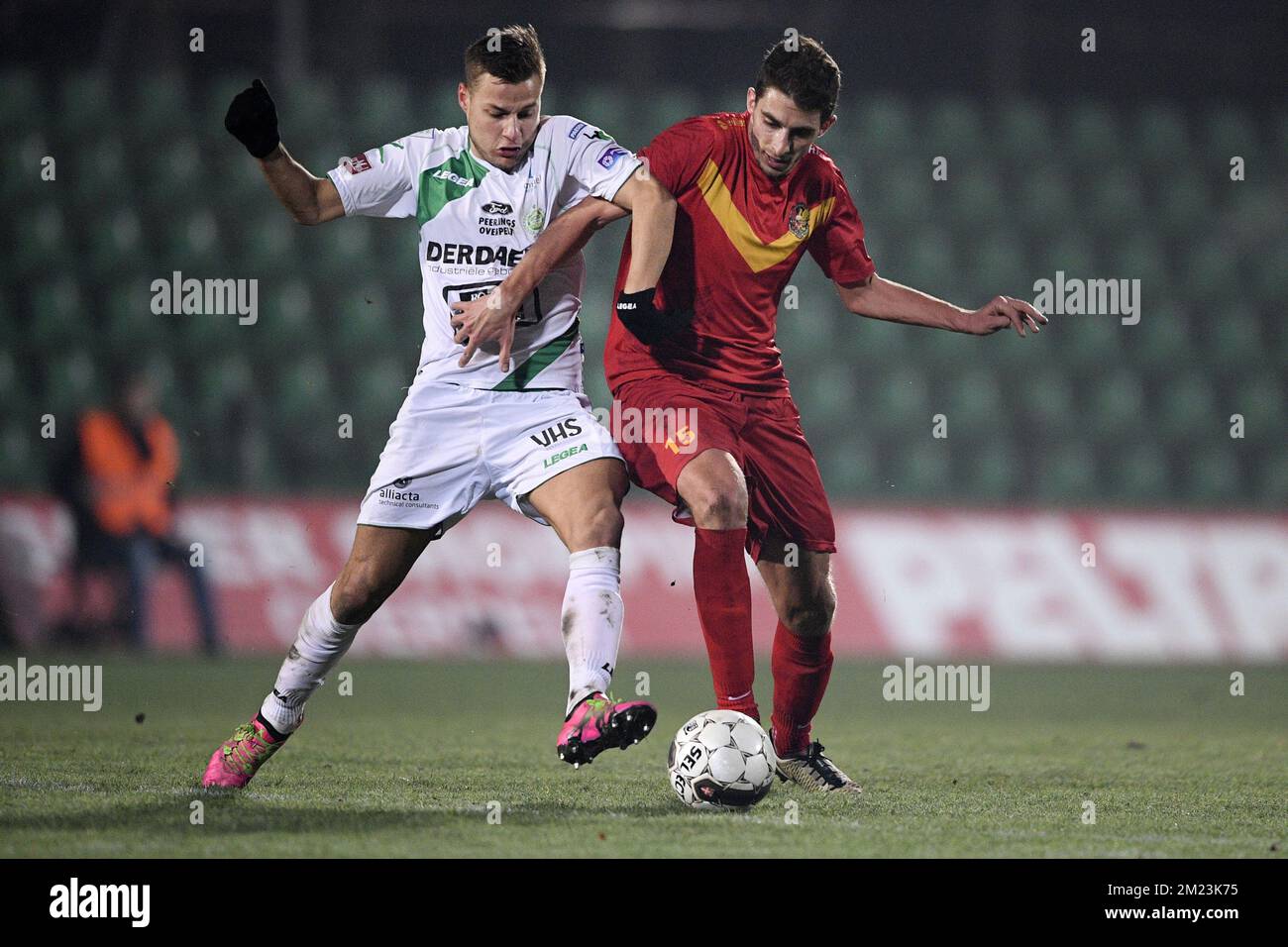 Lommels Geert Berben und Tubize's Yohan Betsch kämpfen um den Ball während des Proximus League-Spiels D1B zwischen Lommel United und Tubize, in Lommel, am Samstag, den 26. November 2016, am Tag 17 der belgischen Fußballmeisterschaft, Abteilung 1B. BELGA FOTO YORICK JANSENS Stockfoto