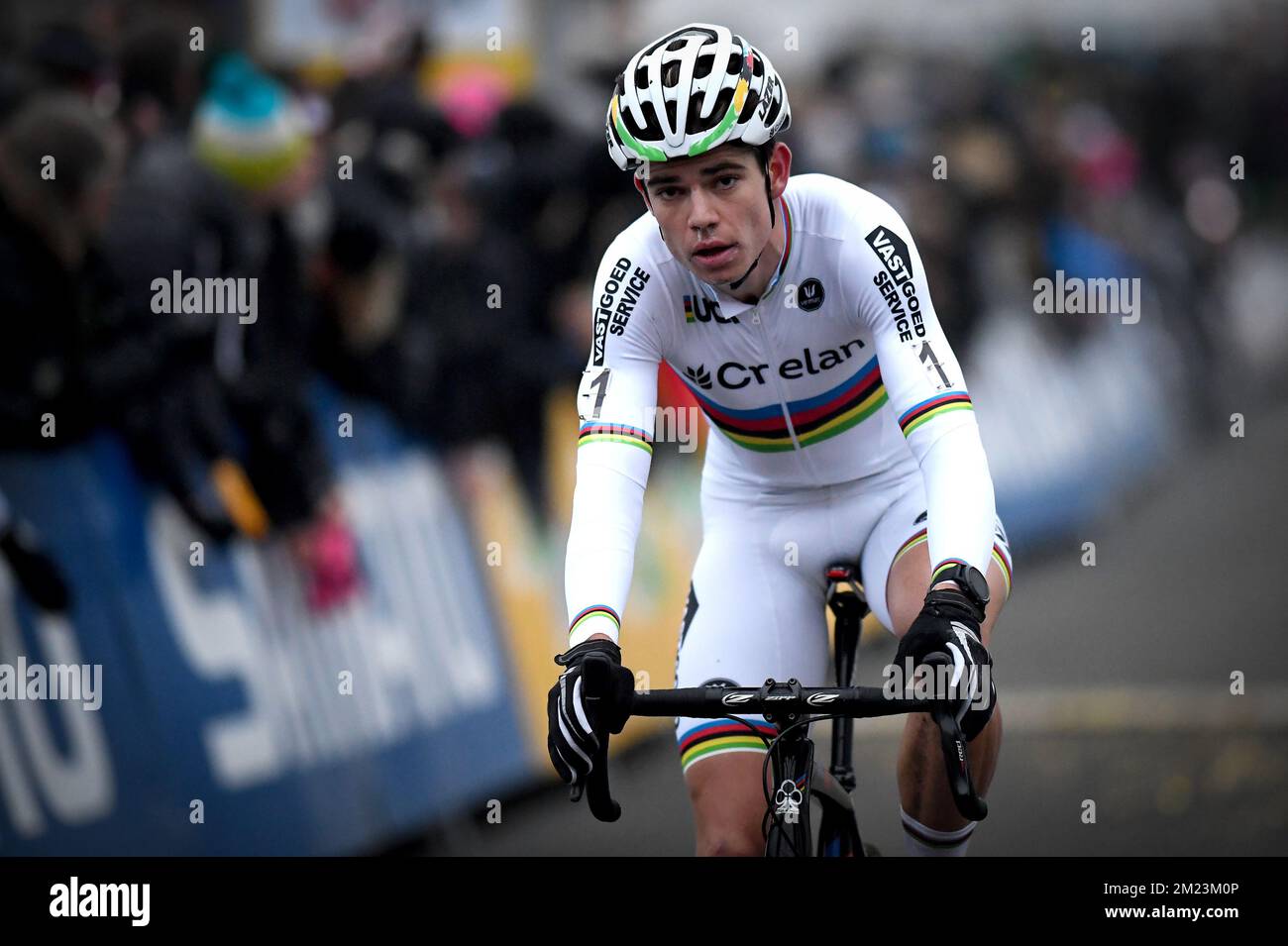 Der belgische Weltmeister Wout Van Aert überquert die Ziellinie beim Männer-Eliterennen der Cyclocross-Weltmeisterschaft in Zeven, Deutschland, dem fünften Rennen der UCI Cyclocross-Weltmeisterschaft am Samstag, den 26. November 2016. BELGA FOTO DAVID STOCKMAN Stockfoto