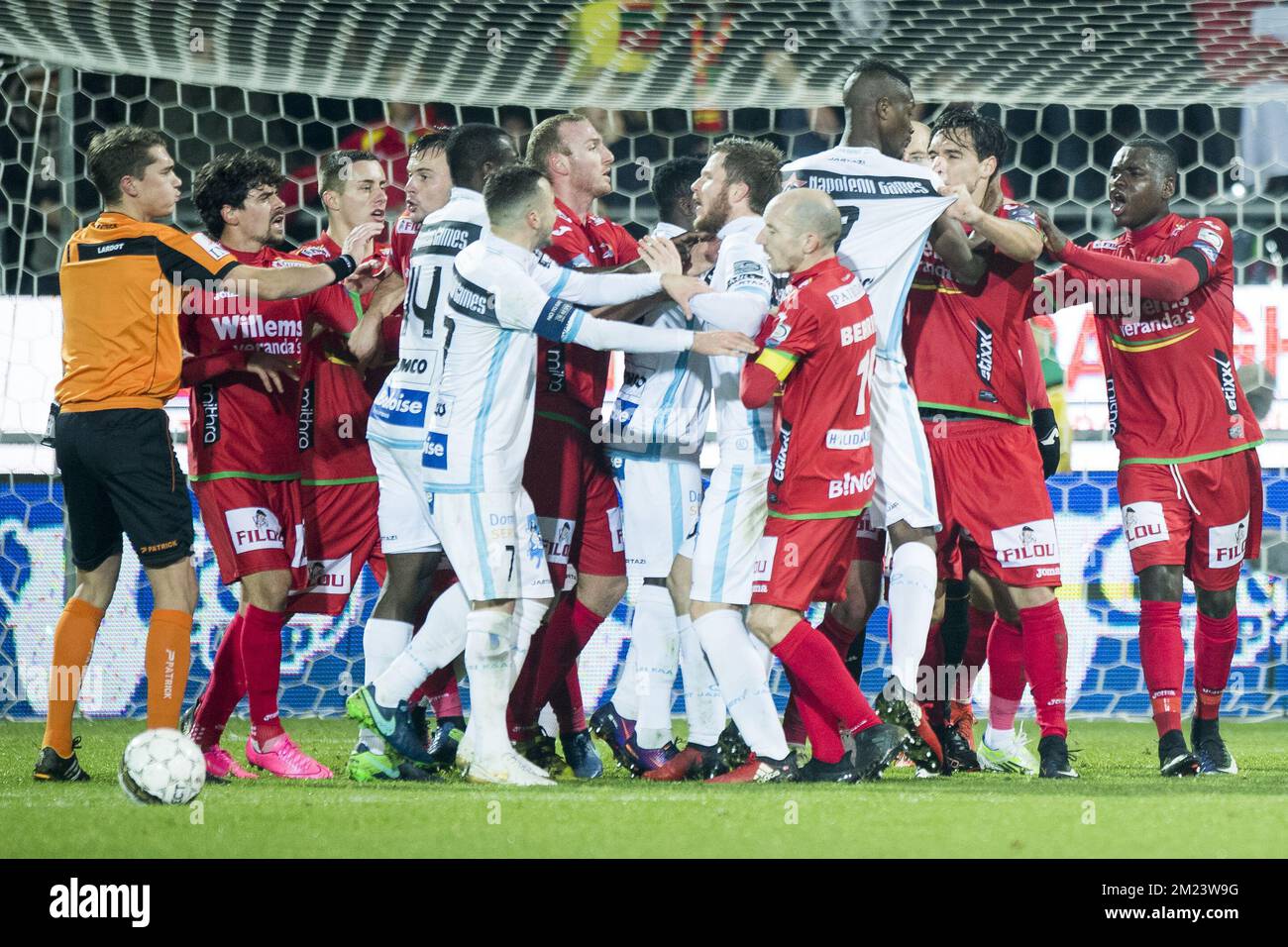 Gents Kalifa Coulibaly und Oostendes Zarko Tomasevic reagieren während eines Fußballspiels zwischen KV Oostende und KAA Gent, dem Viertelfinale des Croky-Cup-Wettbewerbs, am Mittwoch, den 14. Dezember 2016 in Oostende. BELGA FOTO JASPER JACOBS Stockfoto