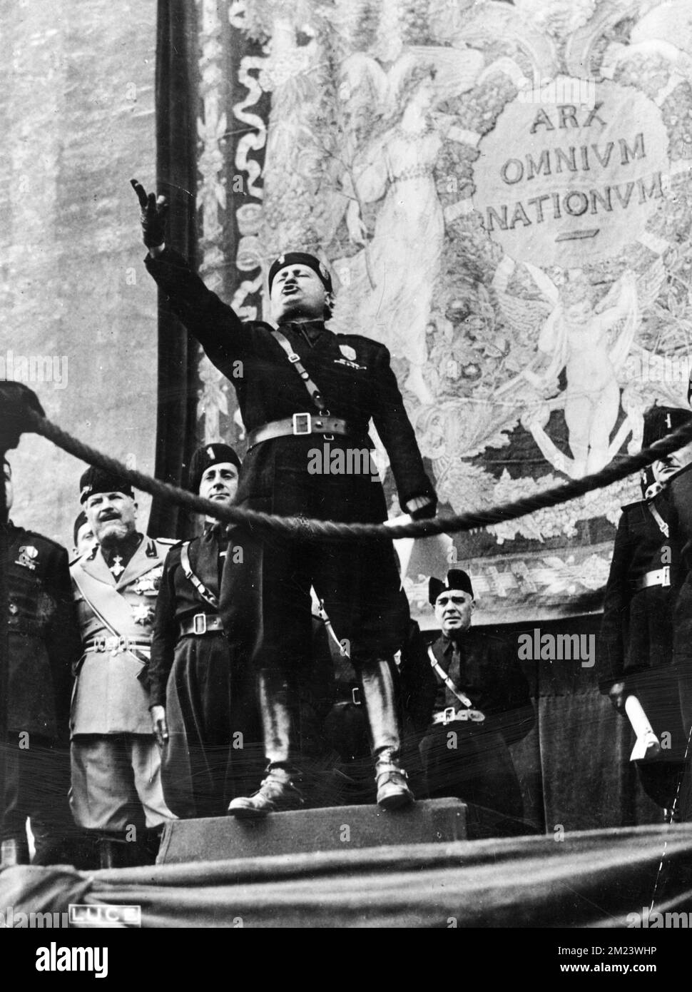 Mussolini, Benito Mussolini, Benito Amilcare Andrea Mussolini (1883-1945), italienischer Politiker, der die Nationale faschistische Partei gründete und anführte. Er war von 1922 1945 bis zu seiner eidesstattlichen Aussage 1943 Ministerpräsident Italiens und von 1919 bis zu seiner Hinrichtung durch italienische Partisanen "Herzog" des italienischen Faschismus. Stockfoto