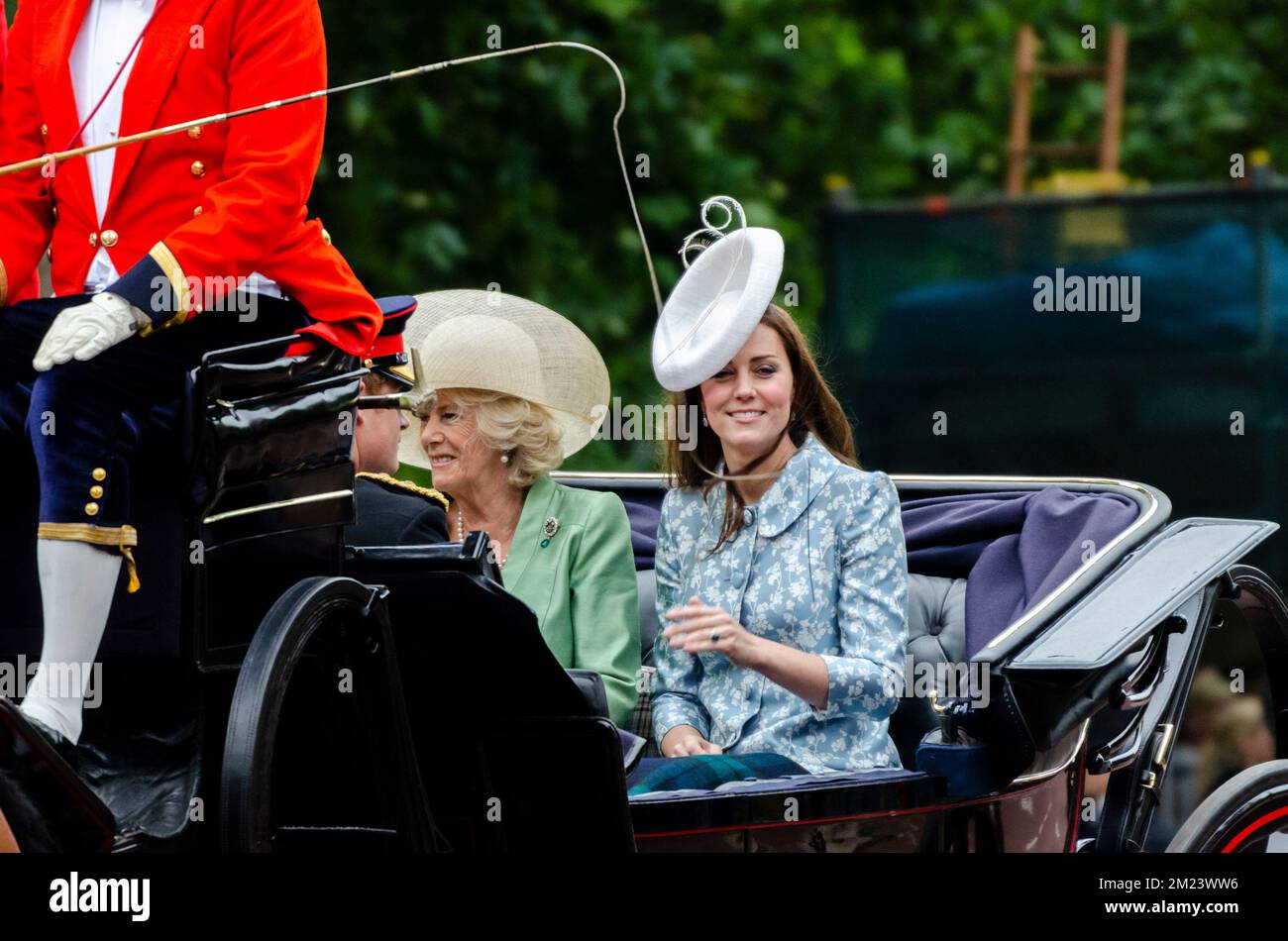 Camilla, Herzogin von Cornwall, Kate Middleton, Herzogin von Cambridge, in einer Kutsche bei Trooping the Colour 2015 in The Mall, London, Großbritannien Stockfoto
