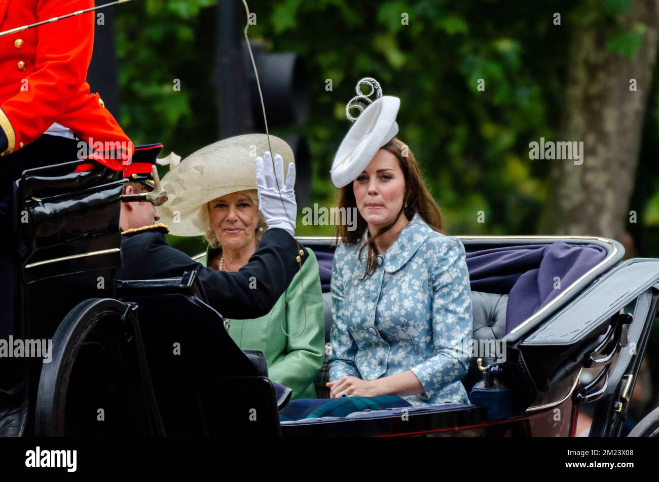 Camilla, Herzogin von Cornwall, Kate Middleton, Herzogin von Cambridge, in einer Kutsche bei Trooping the Colour 2015 in The Mall, London, Großbritannien Stockfoto