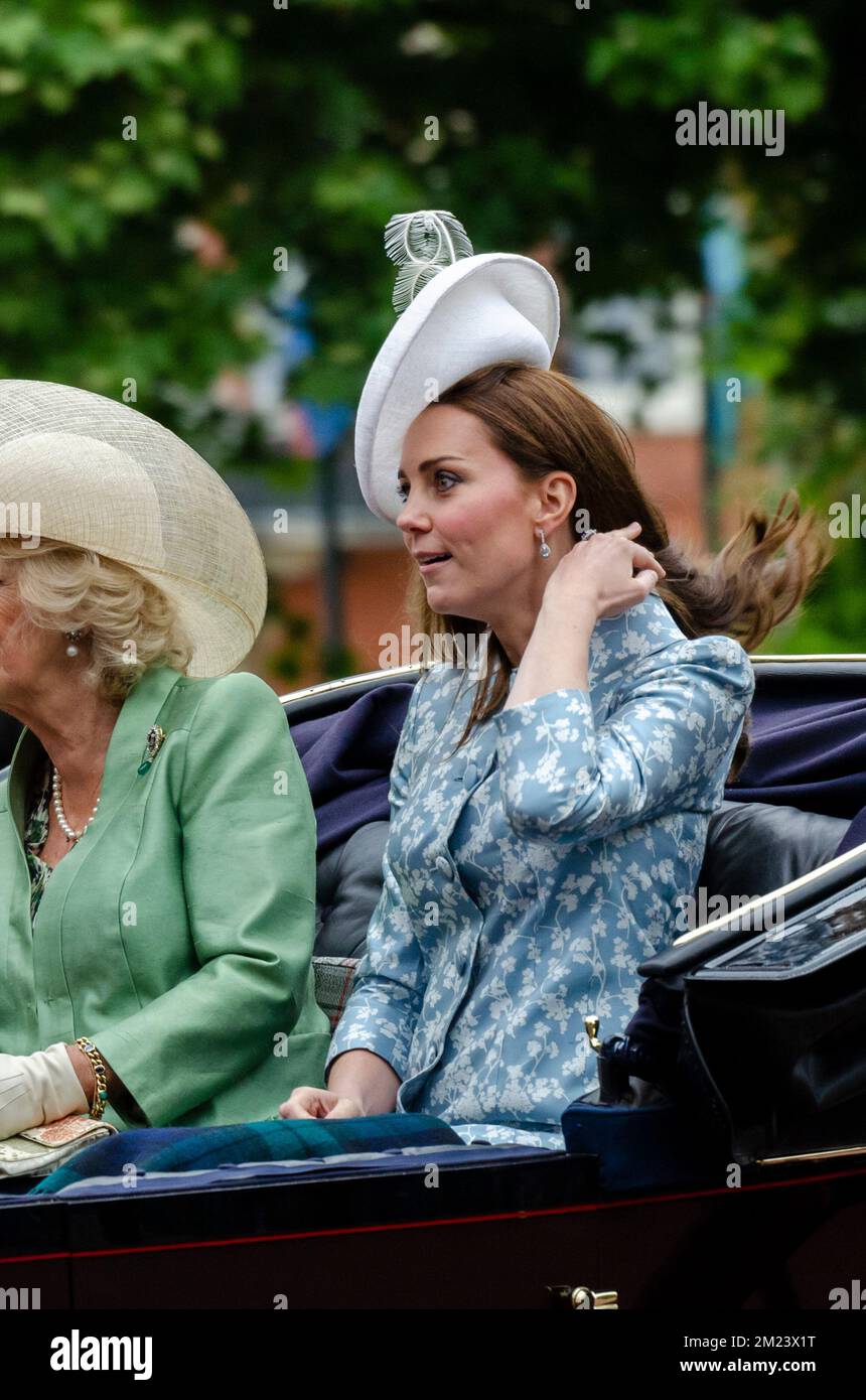Kate Middleton, Herzogin von Cambridge, in einer Kutsche in Trooping the Colour 2015 in The Mall, London, Großbritannien. Der Wind hat Haare geblasen Stockfoto