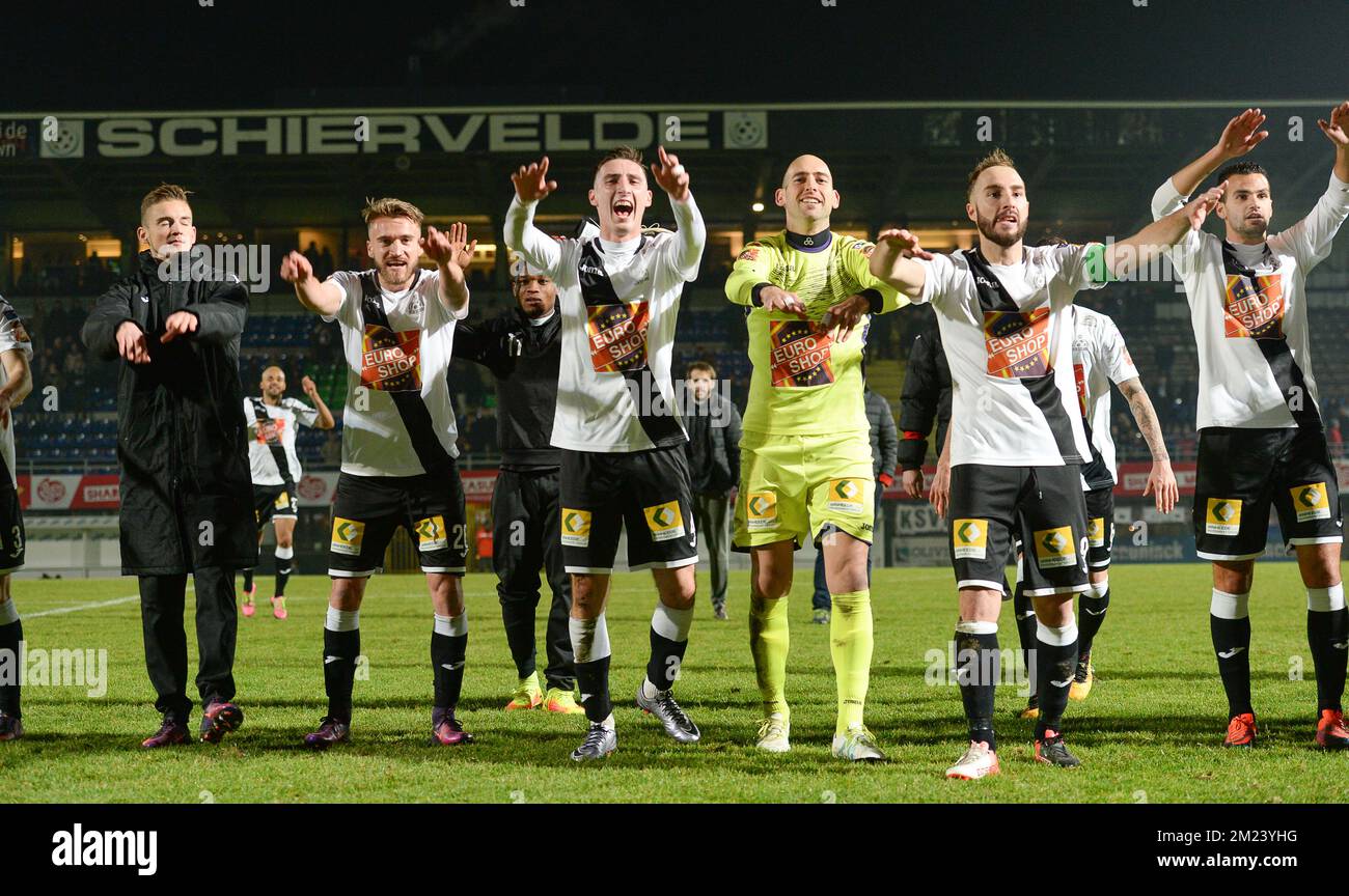 die Spieler von roeselare feiern ihren 3-1-Sieg nach dem Proximus League-Spiel D1B zwischen Roeselare und Cercle Brügge in Roeselare am Samstag, den 17. Dezember 2016, am Tag 20 der belgischen Fußballmeisterschaft, Abteilung 1B. BELGA FOTO DAVID CATRY Stockfoto