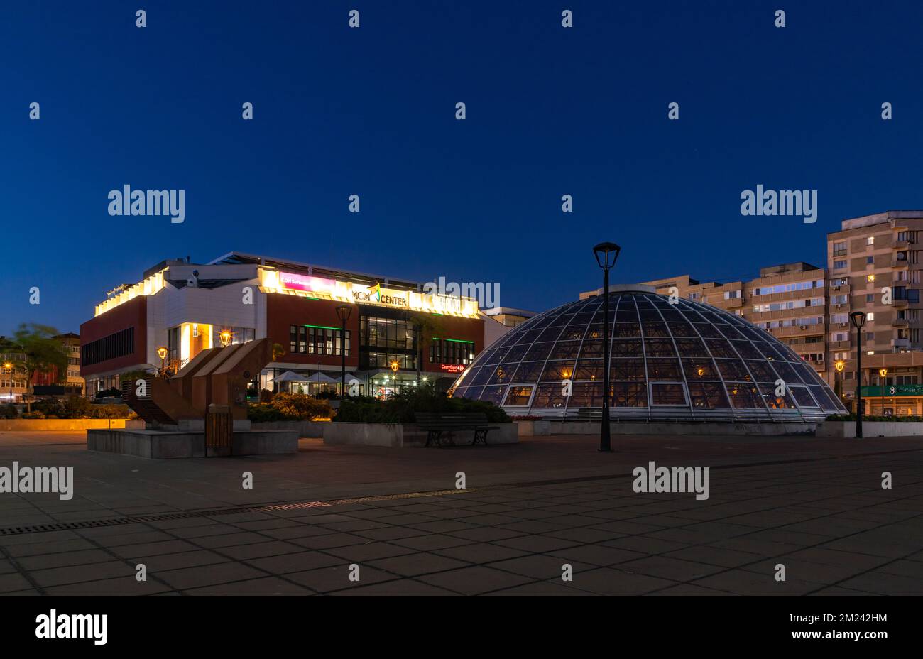 Ein Bild des MCM Center Office & Retail Shopping Center in Iasi bei Nacht. Stockfoto